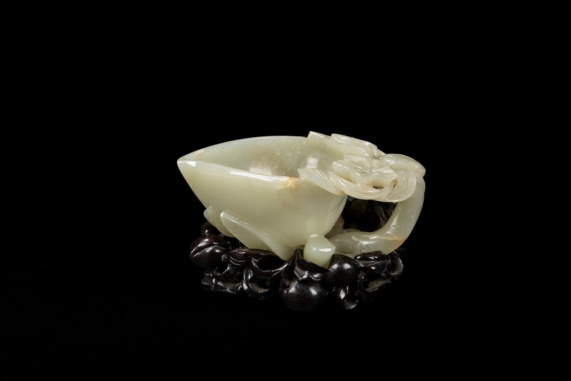 A FINE CELADON JADE PEACH FORM POURING VESSEL, China, Ming Dynasty, 17th century - Image 2 of 3