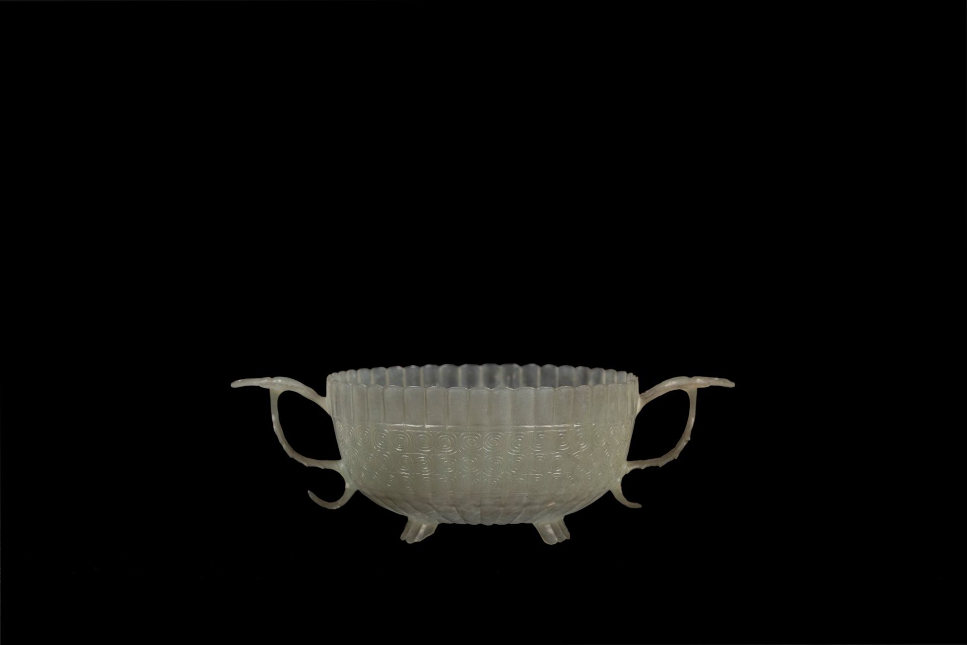 A SMALL CARVED JADE MUGHAL STYLE TWIN HANDLE CHRYSANTHEMUM SHAPE CUP, China, Qing dynasty, 19th cent - Image 2 of 4