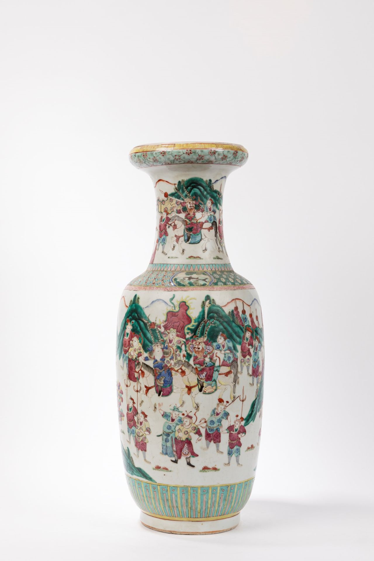 A LARGE FAMILLE ROSE PORCELAIN VASE, China, Qing dynasty, late 19th century