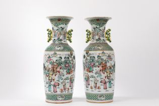 A PAIR OF FAMILLE ROSE PORCELAIN VASES,, h cm 59,5