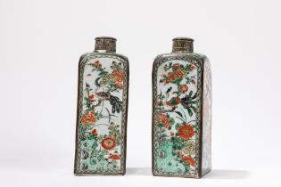 A PAIR OF PORCELAIN BOTTLES, China, Kangxi period (1661-1722)