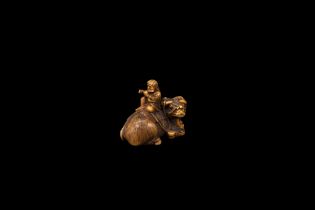 ☼AN IVORY NETSUKE, Japan, Meiji period (1868-1912)