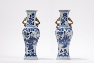 A PAIR OF BLUE AND WHITE PORCELAIN VASES, China, Kangxi period (1661-1722)