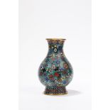 A SMALL CLOISONNE VASE, China, Qing dynasty, 18th / 19th century