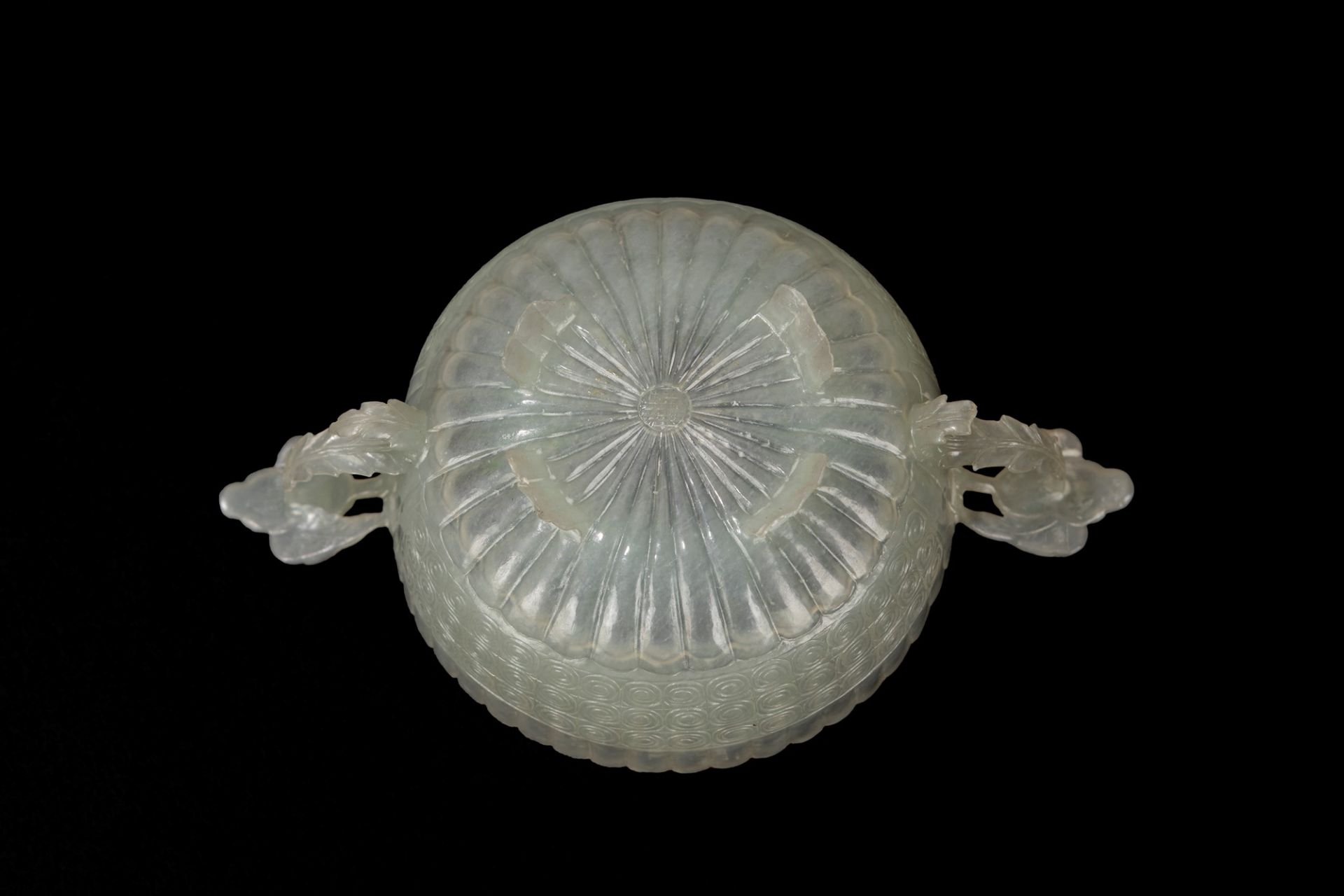 A SMALL CARVED JADE MUGHAL STYLE TWIN HANDLE CHRYSANTHEMUM SHAPE CUP, China, Qing dynasty, 19th cent - Image 3 of 4