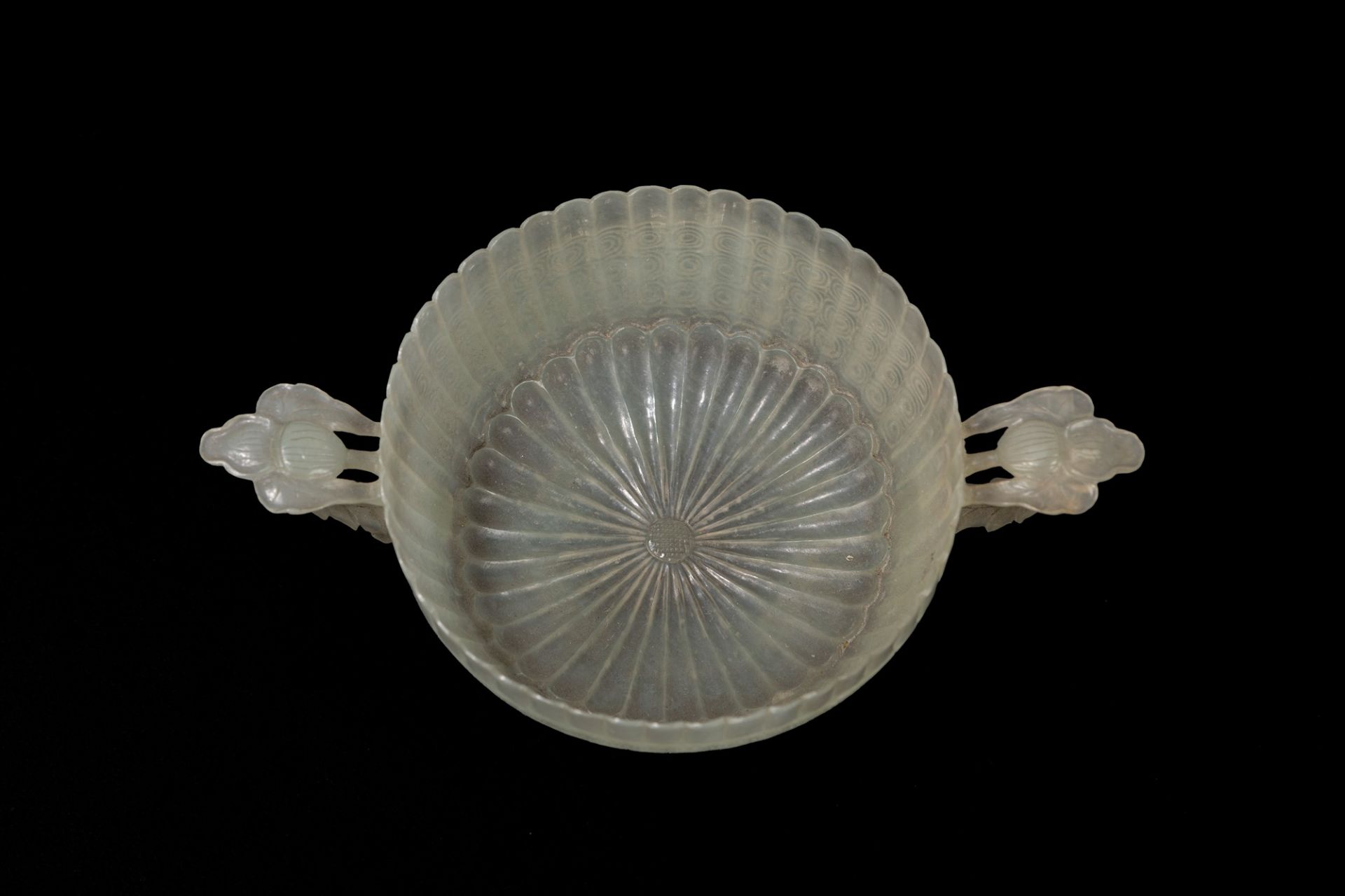 A SMALL CARVED JADE MUGHAL STYLE TWIN HANDLE CHRYSANTHEMUM SHAPE CUP, China, Qing dynasty, 19th cent - Image 4 of 4