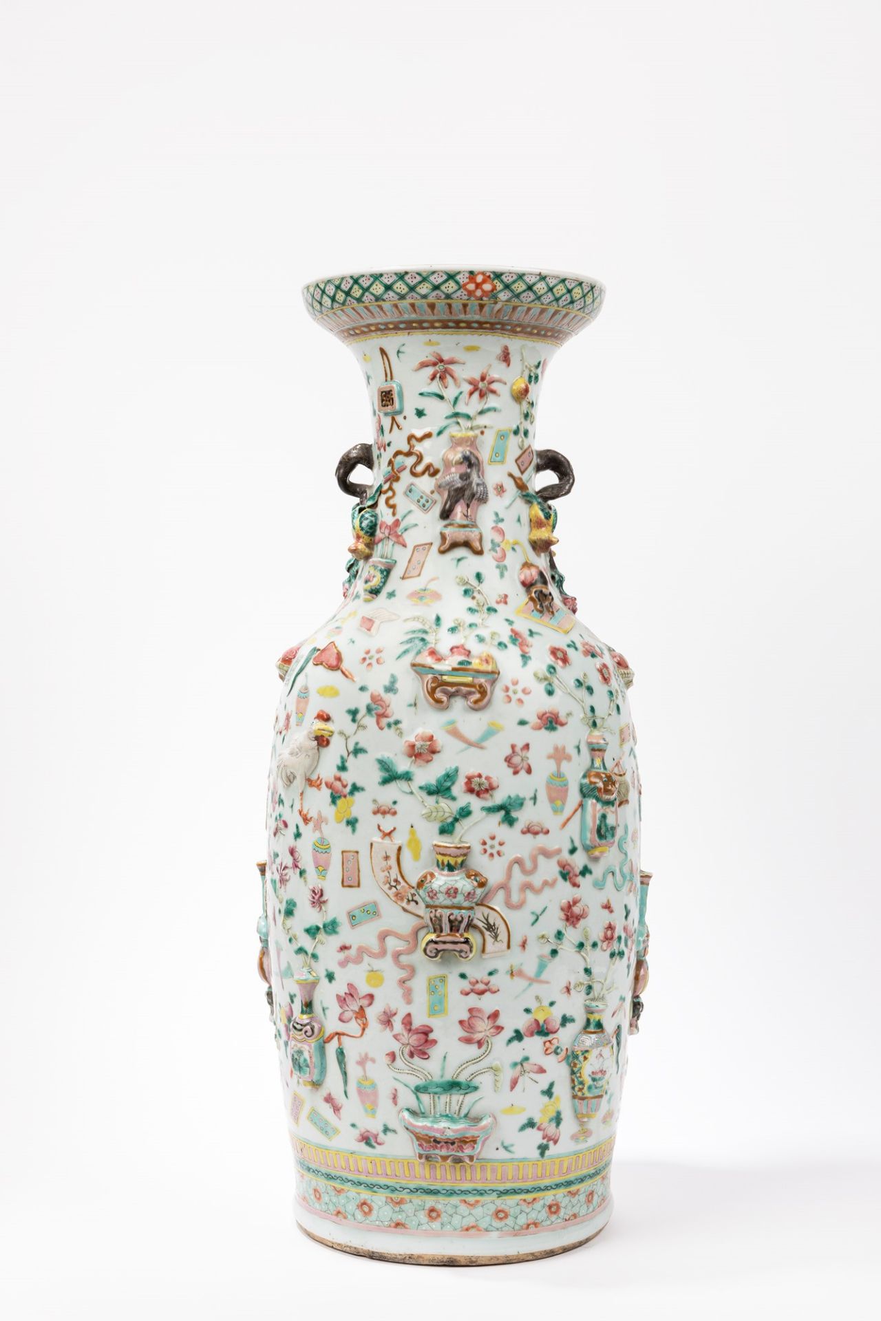 A FAMILLE ROSE PORCELAIN VASE, China, Qing dynasty, 19th century