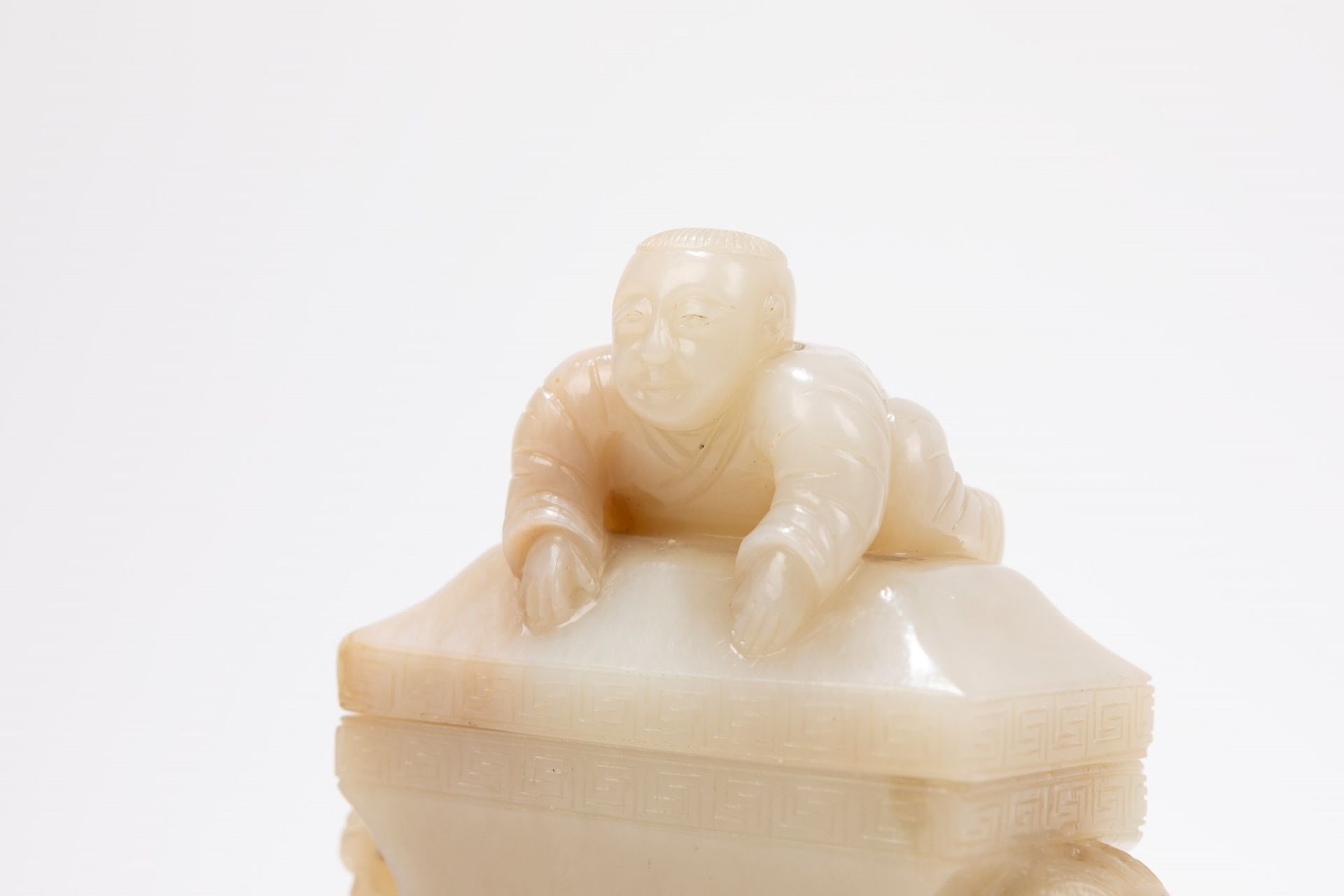 A WHITE JADE CARVED BOYS VASE AND COVER, China, Qing dynasty, 19th century - Image 5 of 7