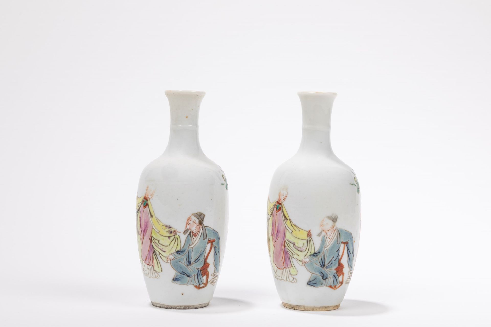 A PAIR OF SMALL FAMILLE ROSE PORCELAIN VASES, China, Qing dynasty, 18th century