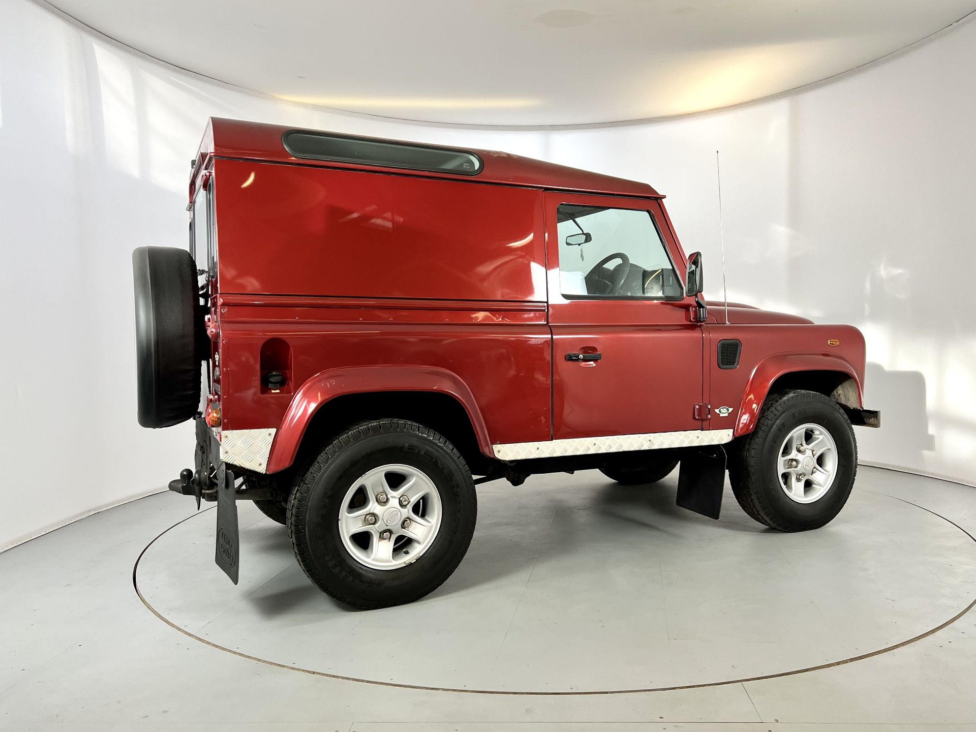 Land Rover Defender 90 - Image 10 of 29