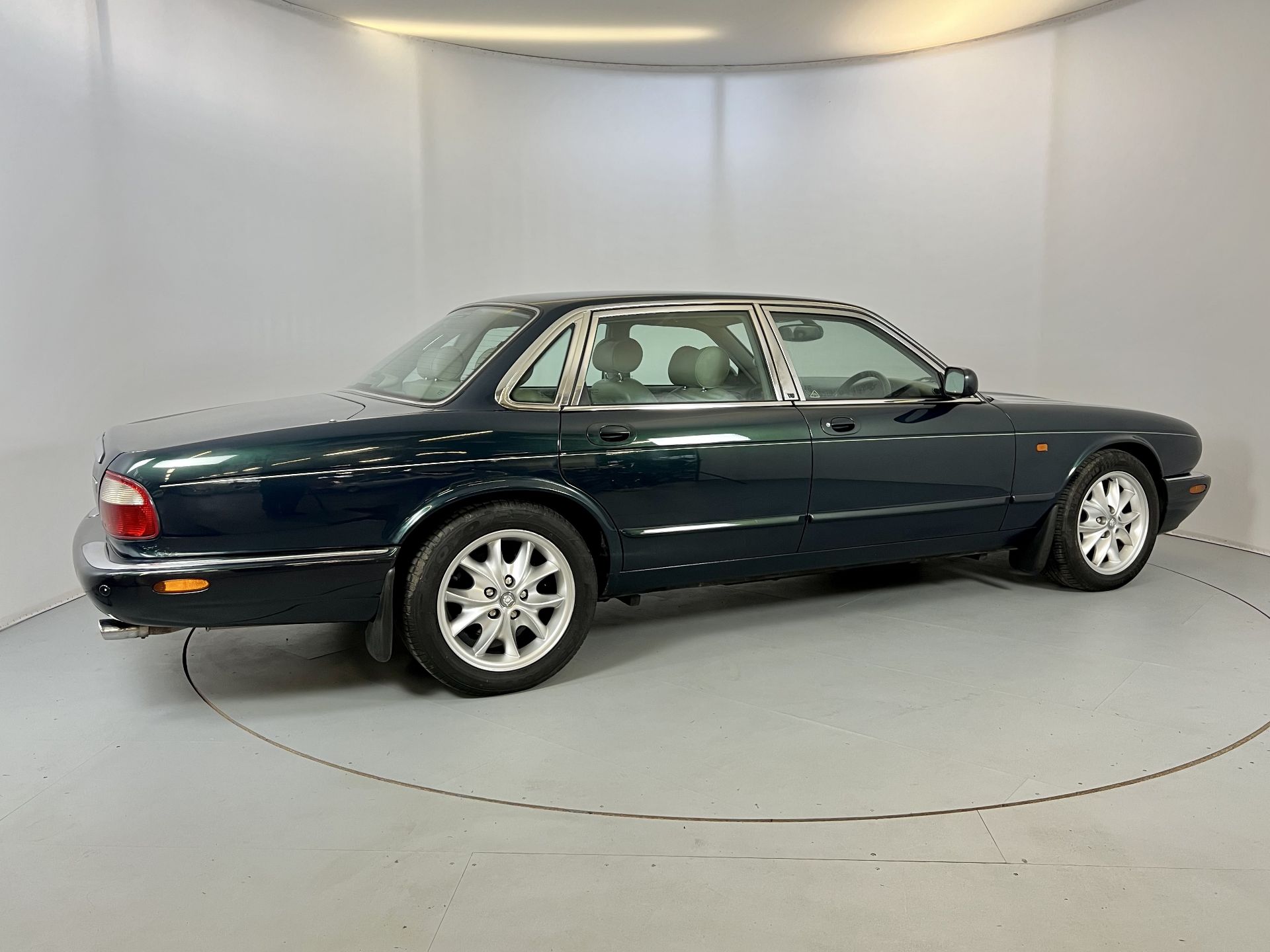 Jaguar XJ 4.0 Sport - Image 10 of 35