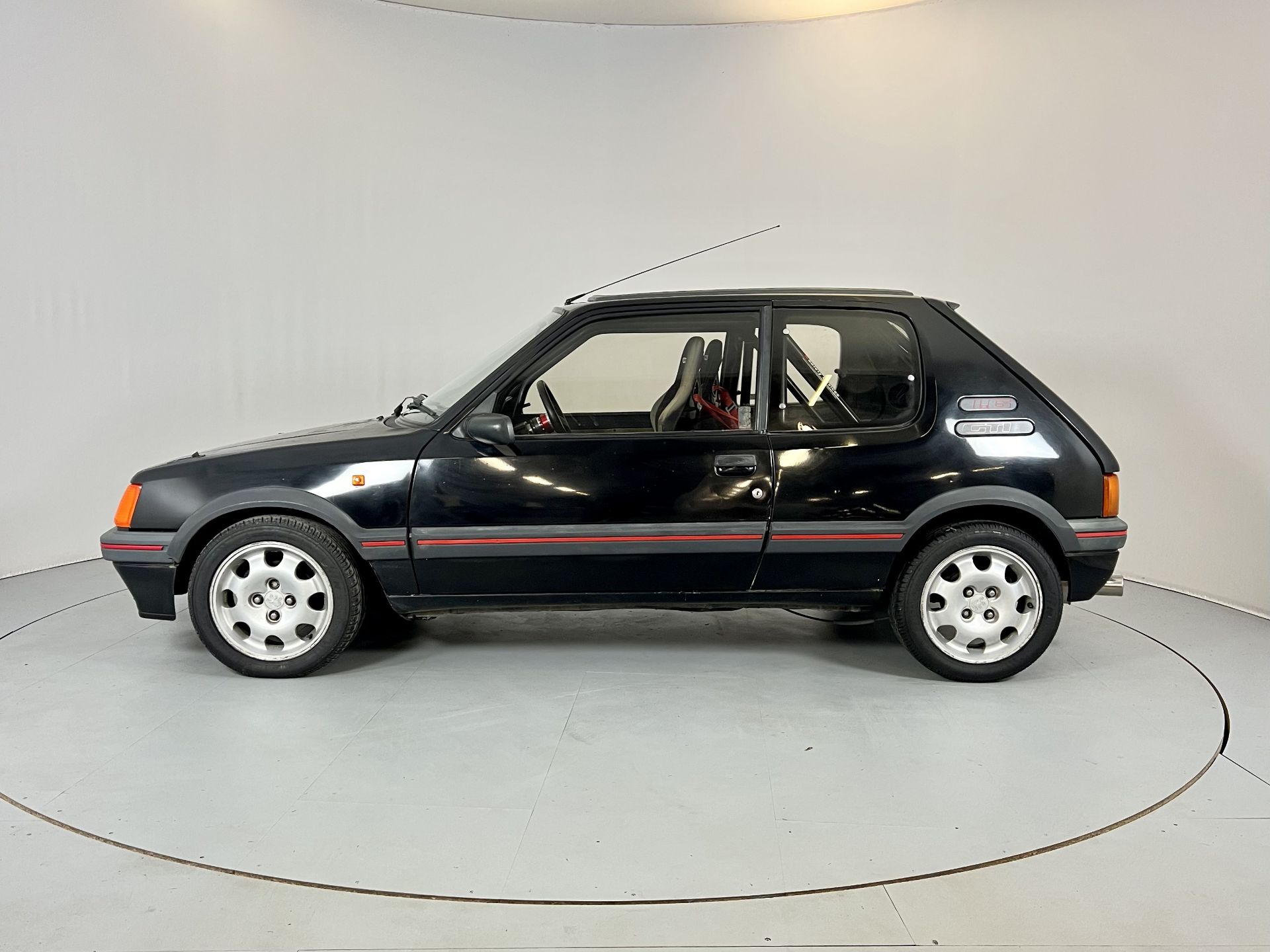 Peugeot 205 GTI Turbo - Image 5 of 26