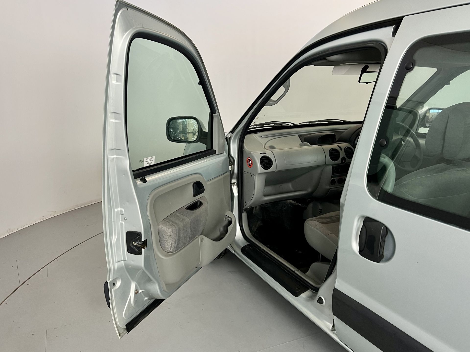 Renault Kangoo - Wheelchair access - Image 23 of 32