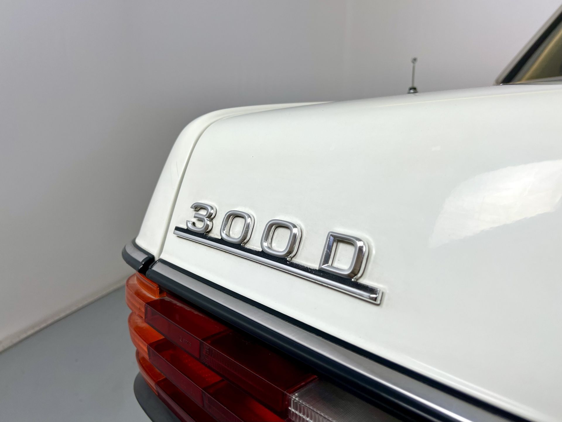 Mercedes-Benz 300D - Image 13 of 32