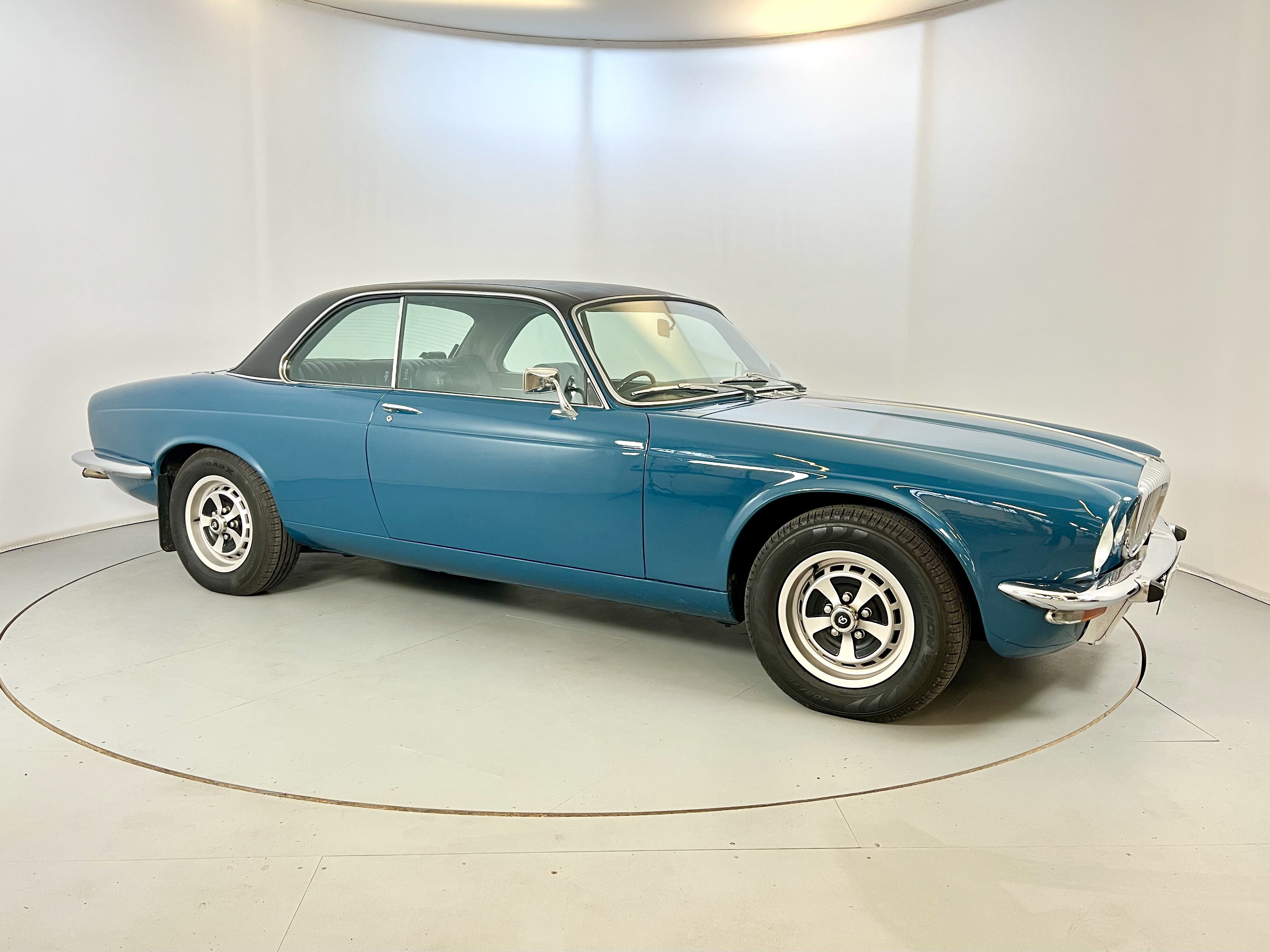 Daimler Sovereign Coupe 4.2 - Image 12 of 27