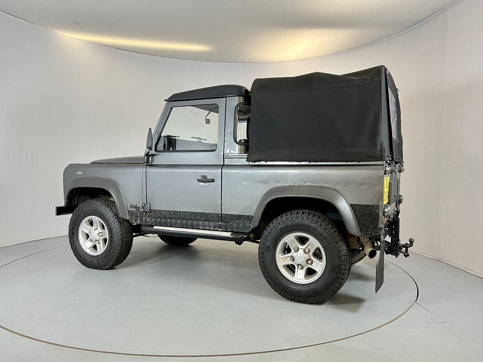 Land Rover Defender - Image 6 of 30