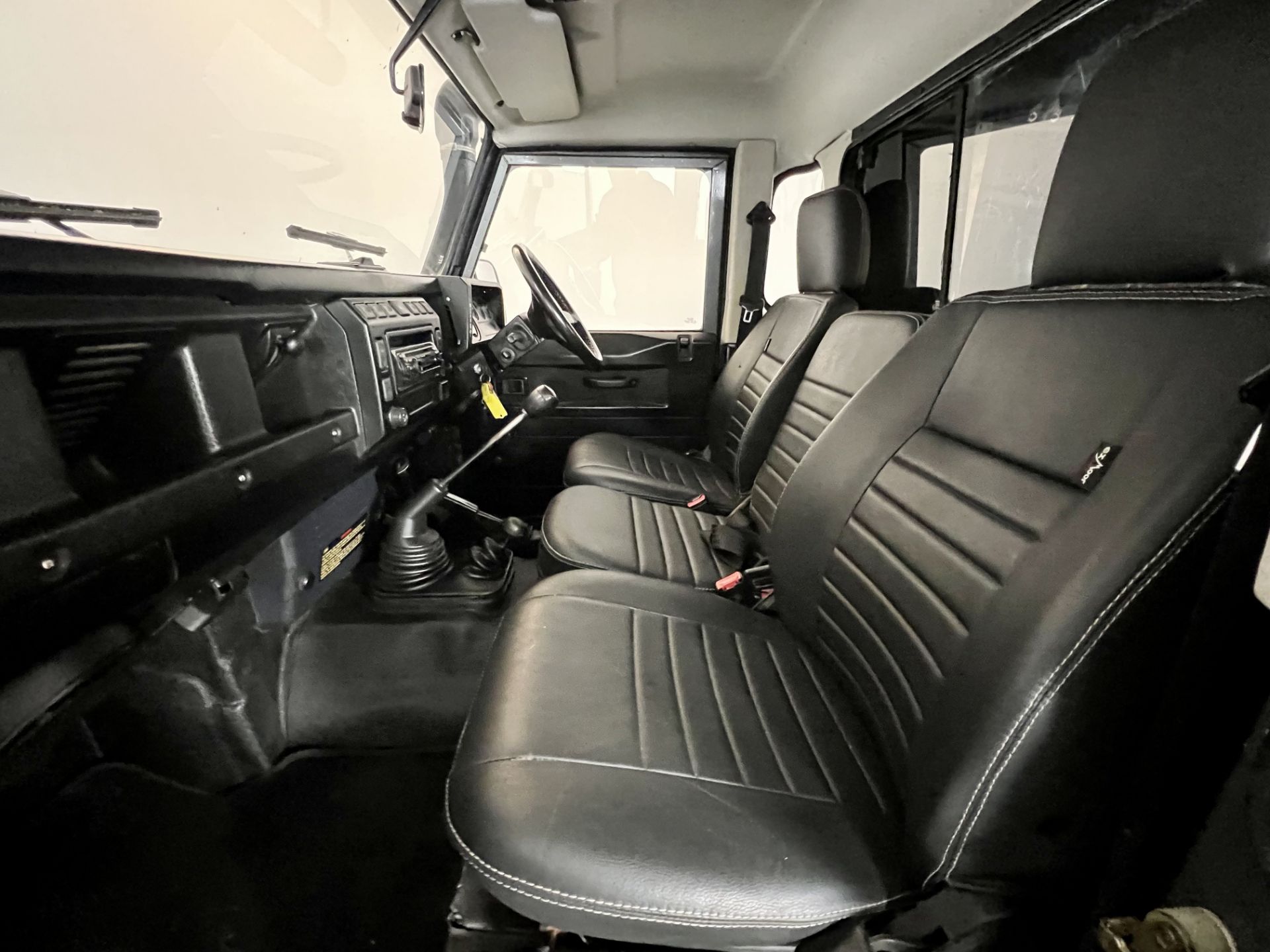 Land Rover Defender - Image 22 of 30