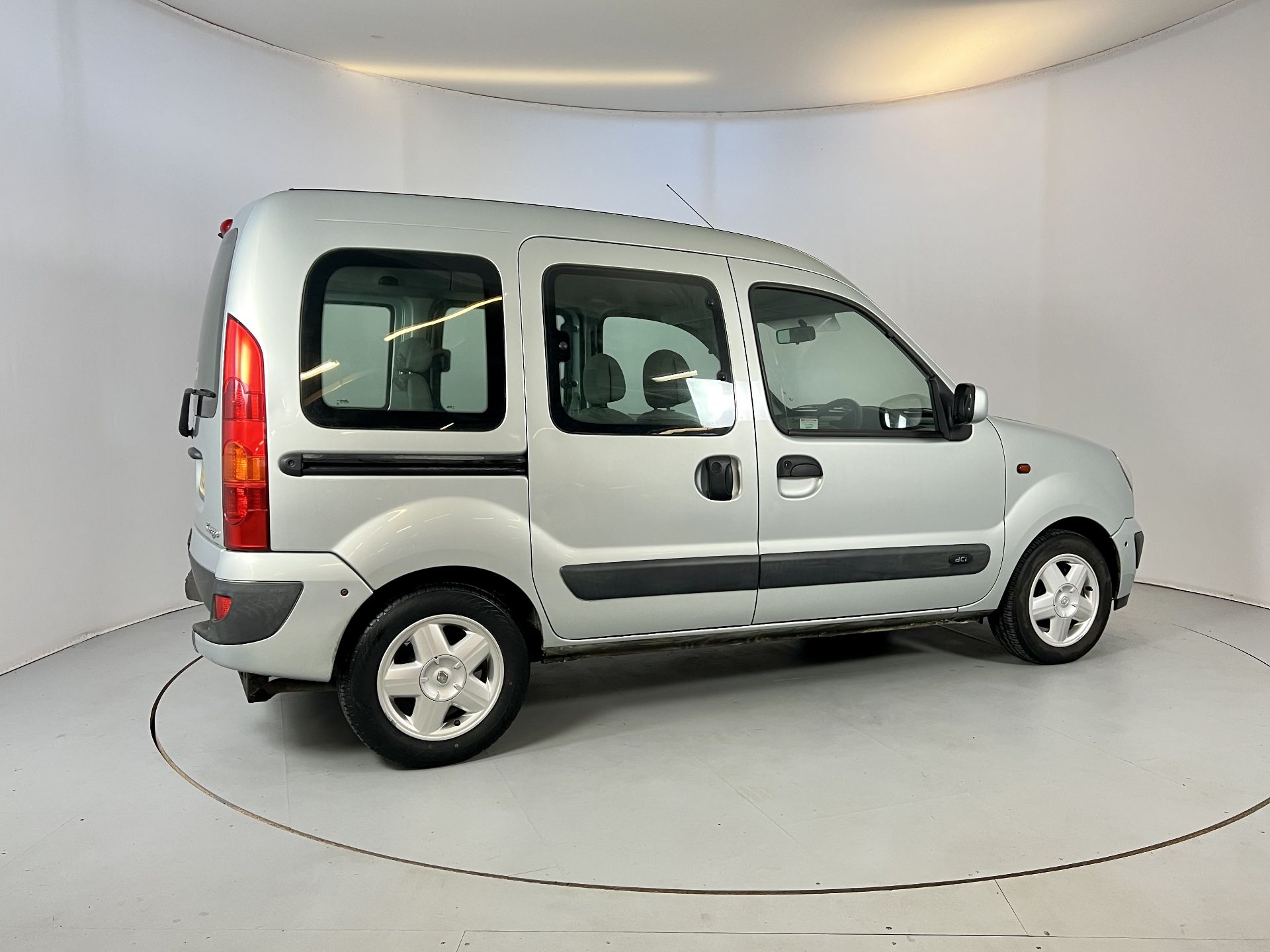 Renault Kangoo - Wheelchair access - Image 10 of 32