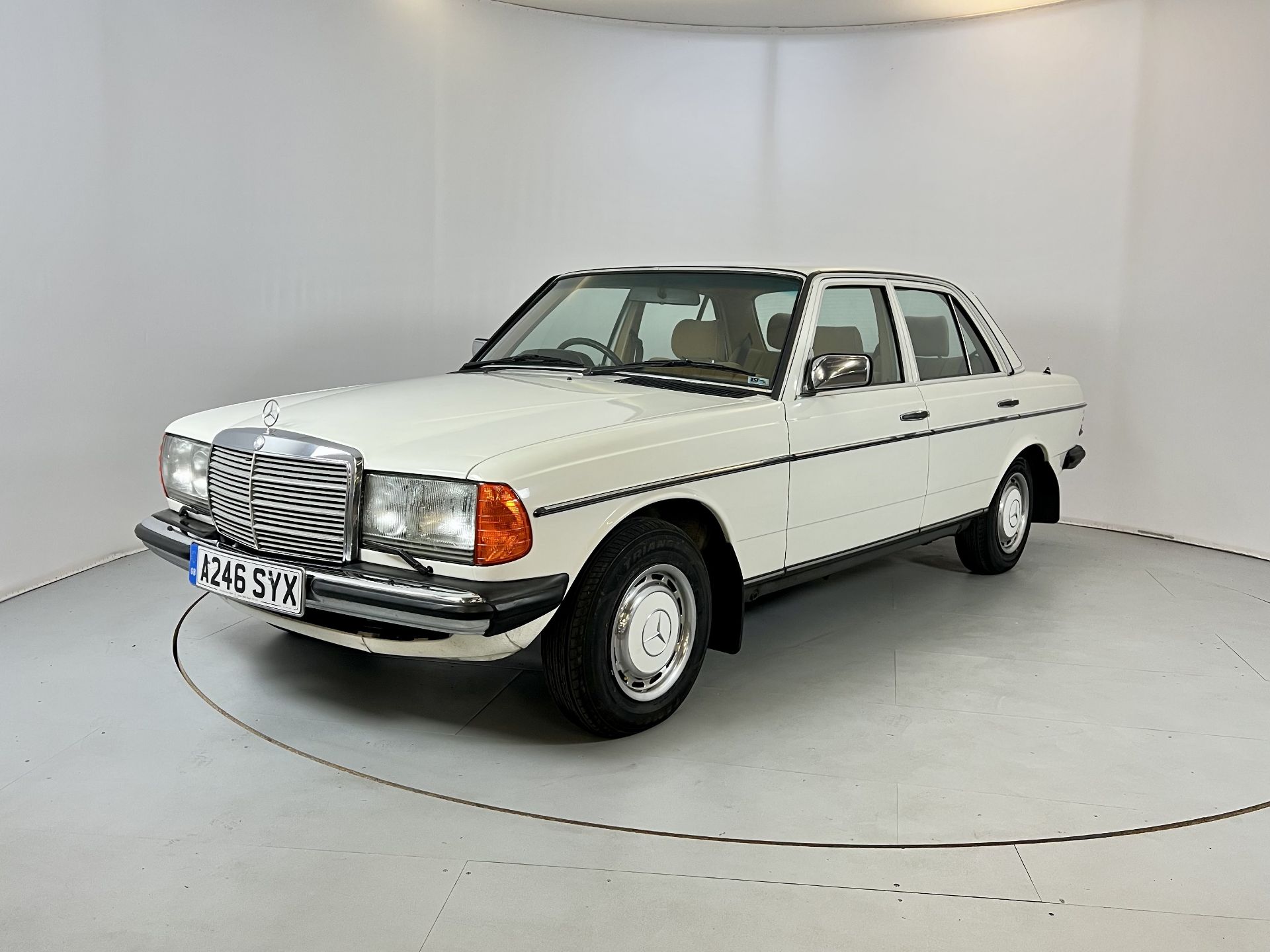 Mercedes-Benz 300D - Image 3 of 32