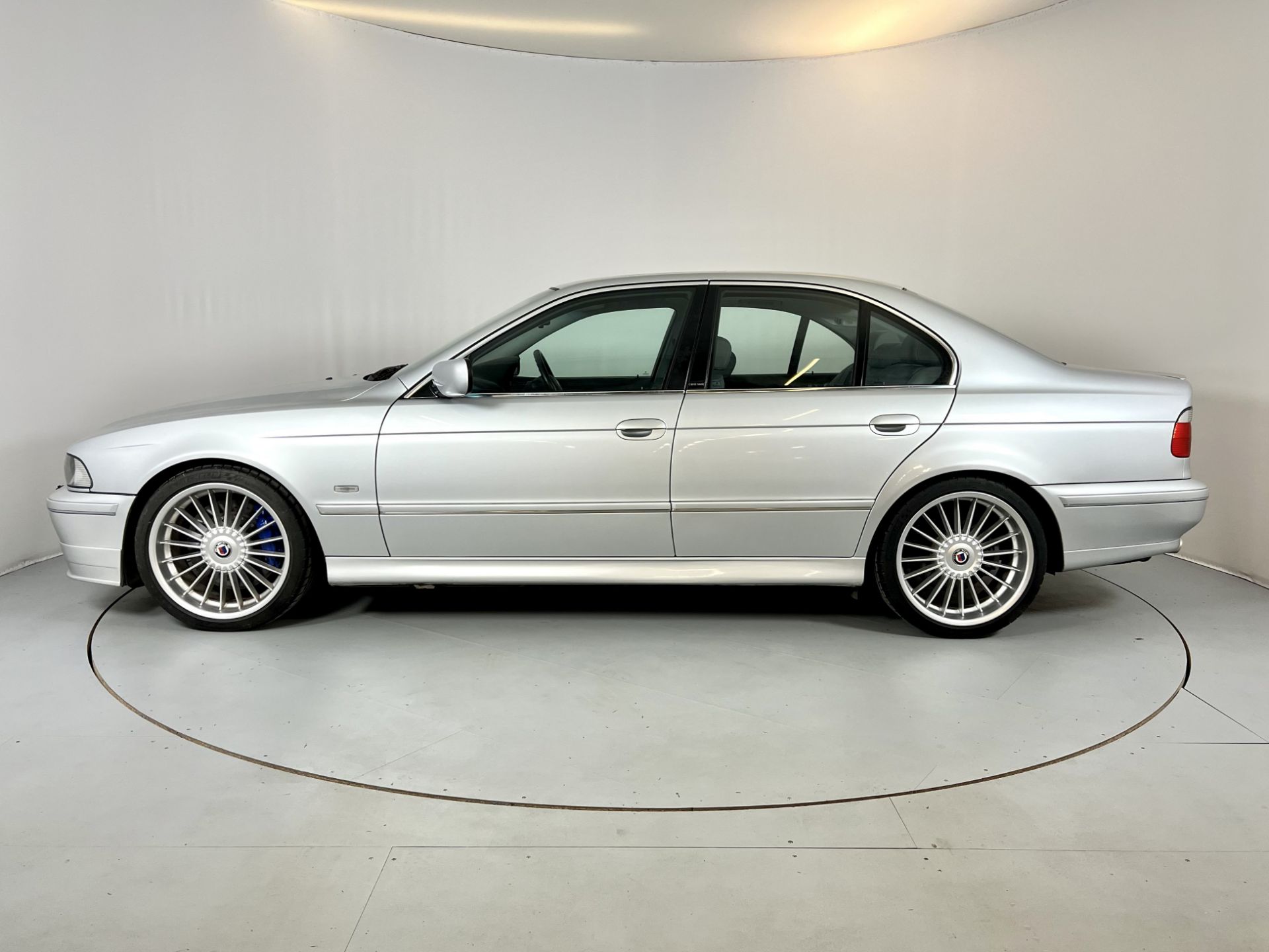 BMW Alpina B10 V8S - Image 5 of 38