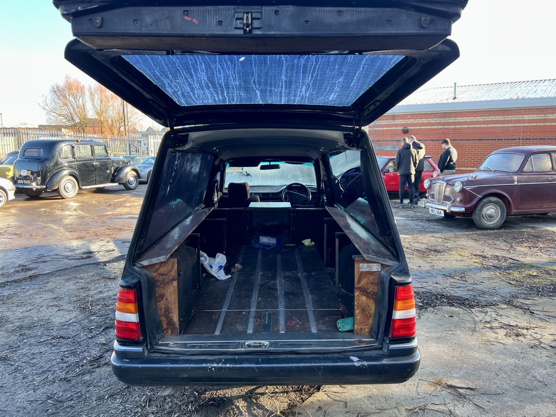 Mercedes-Benz E300 Hearse - Image 24 of 25