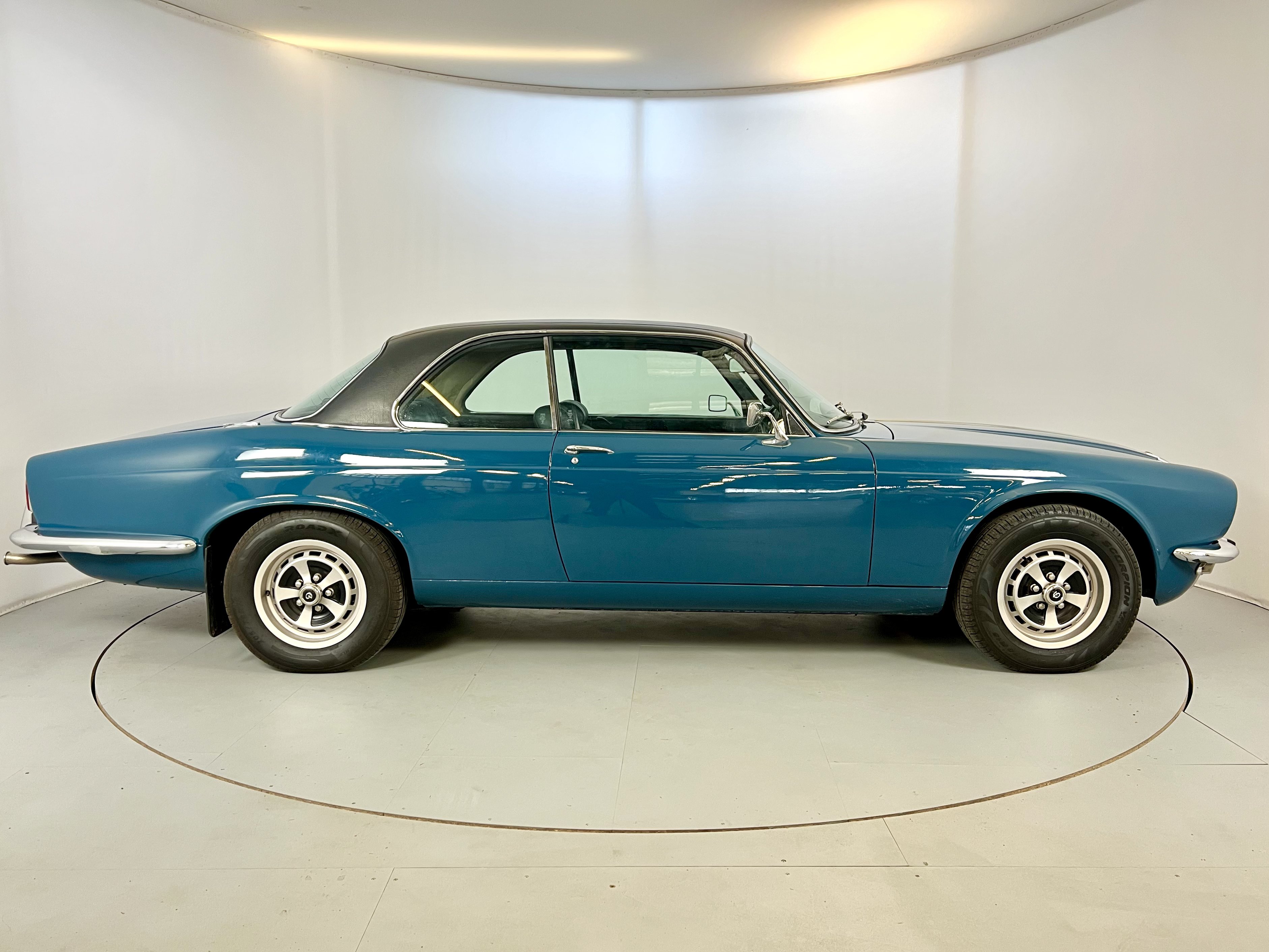 Daimler Sovereign Coupe 4.2 - Image 11 of 27