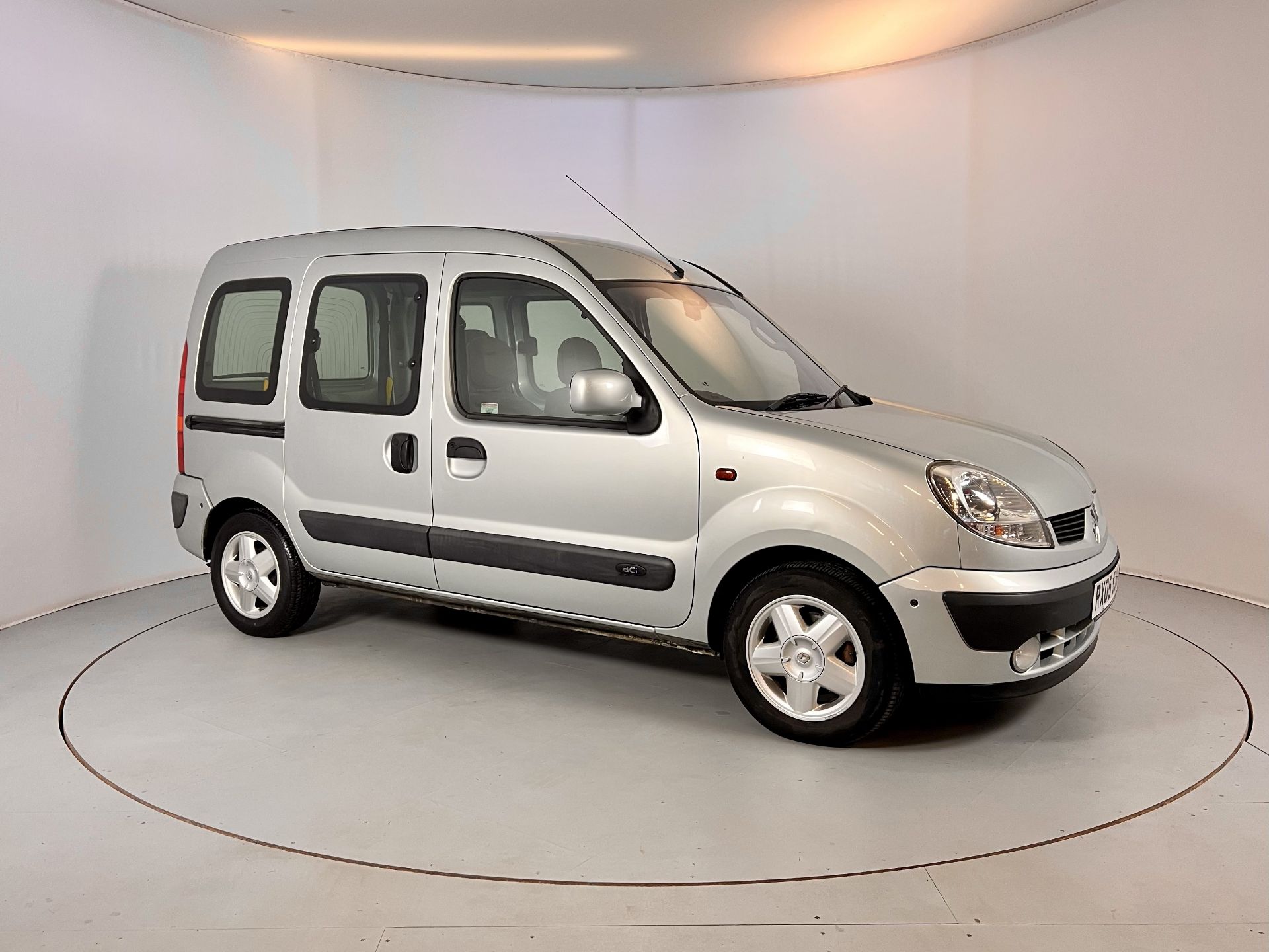 Renault Kangoo - Wheelchair access - Image 12 of 32