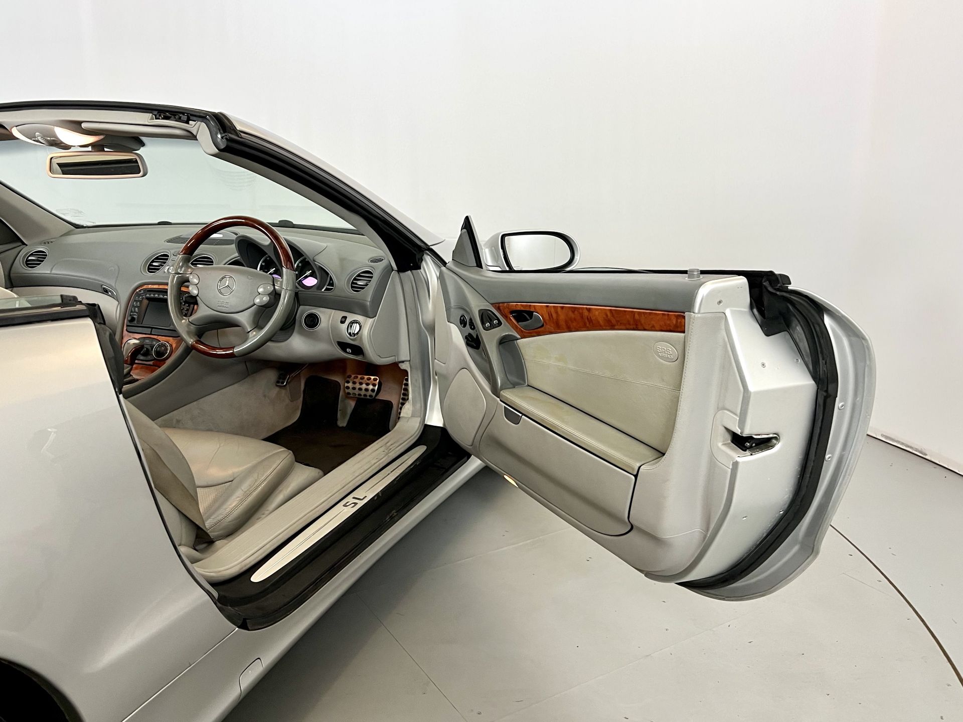 Mercedes-Benz SL500 - Image 17 of 30