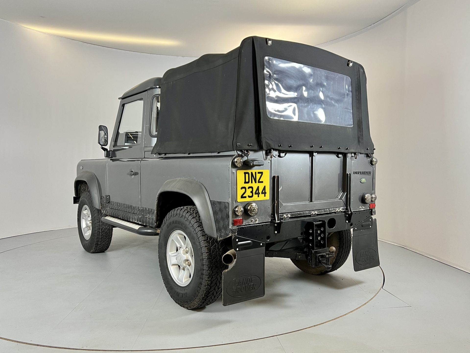 Land Rover Defender - Image 7 of 30