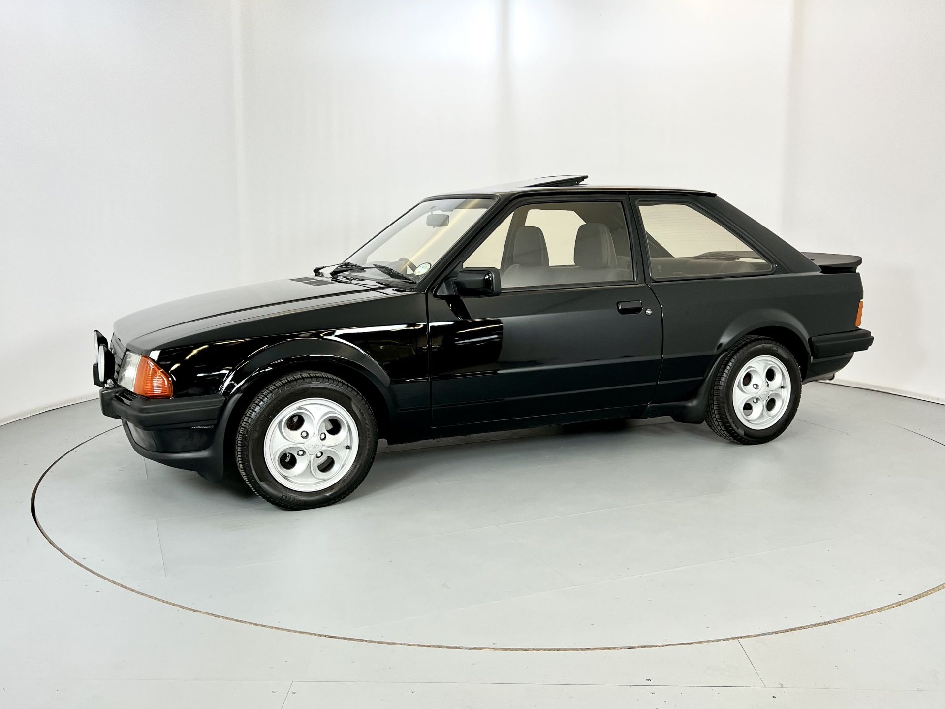 Ford Escot XR3 SVO - Image 4 of 31