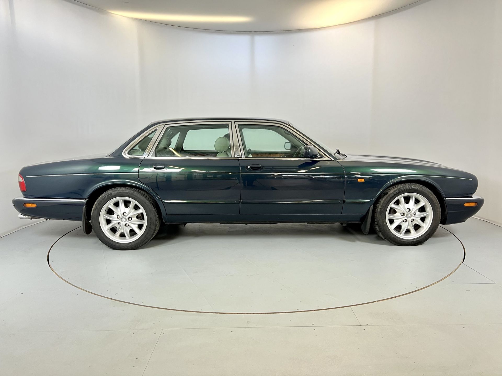 Jaguar XJ 4.0 Sport - Image 11 of 35