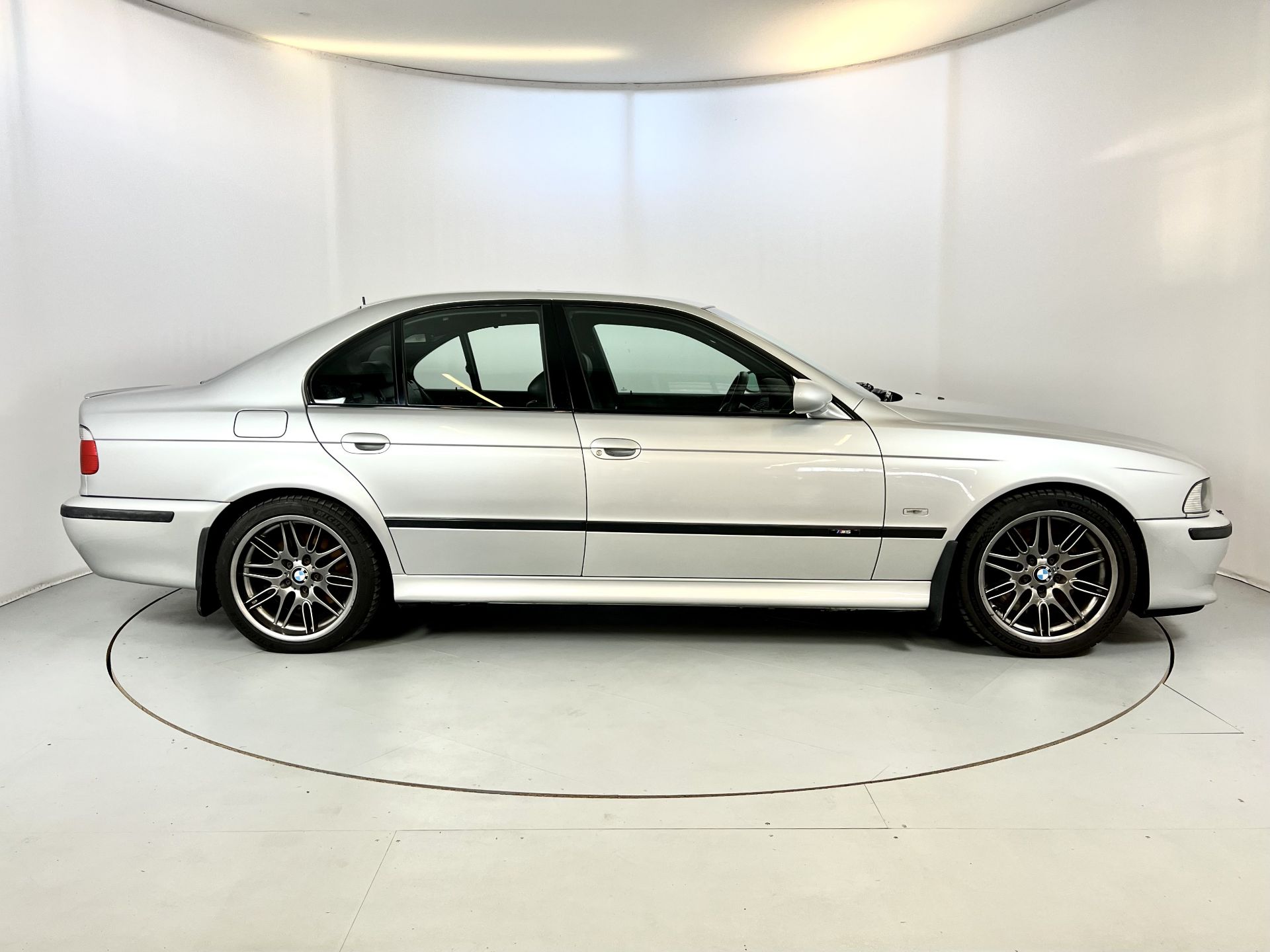 BMW M5 - Image 11 of 36