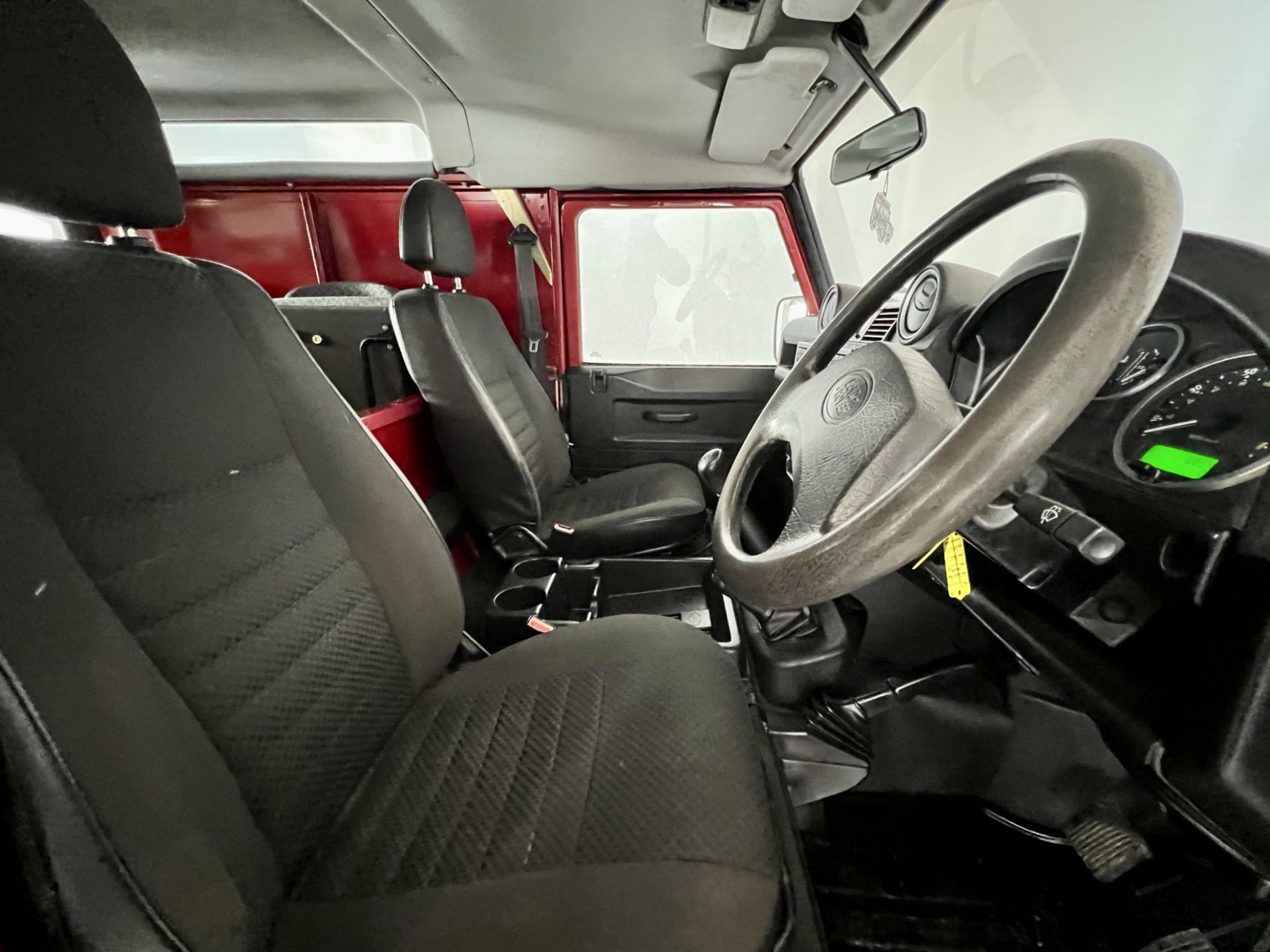 Land Rover Defender 90 - Image 18 of 29