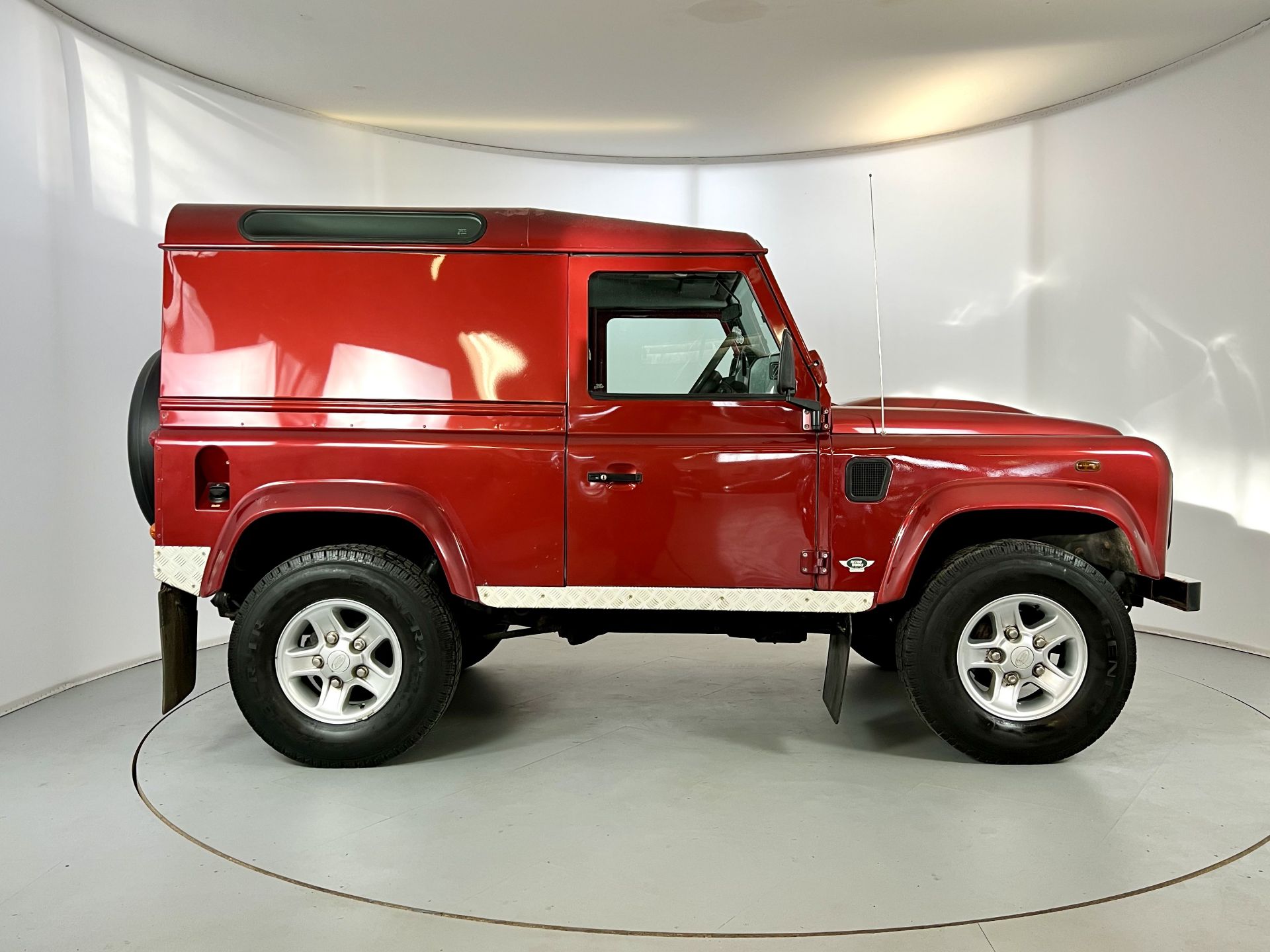 Land Rover Defender 90 - Image 11 of 29