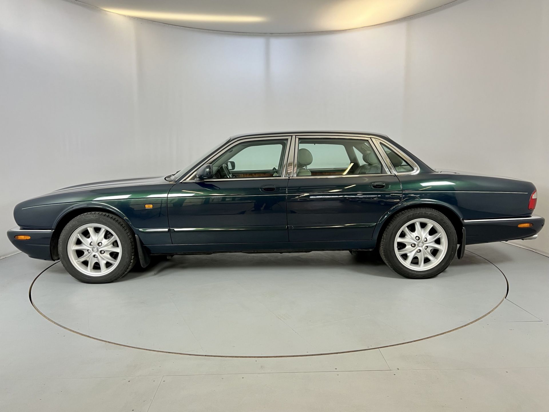 Jaguar XJ 4.0 Sport - Image 5 of 35