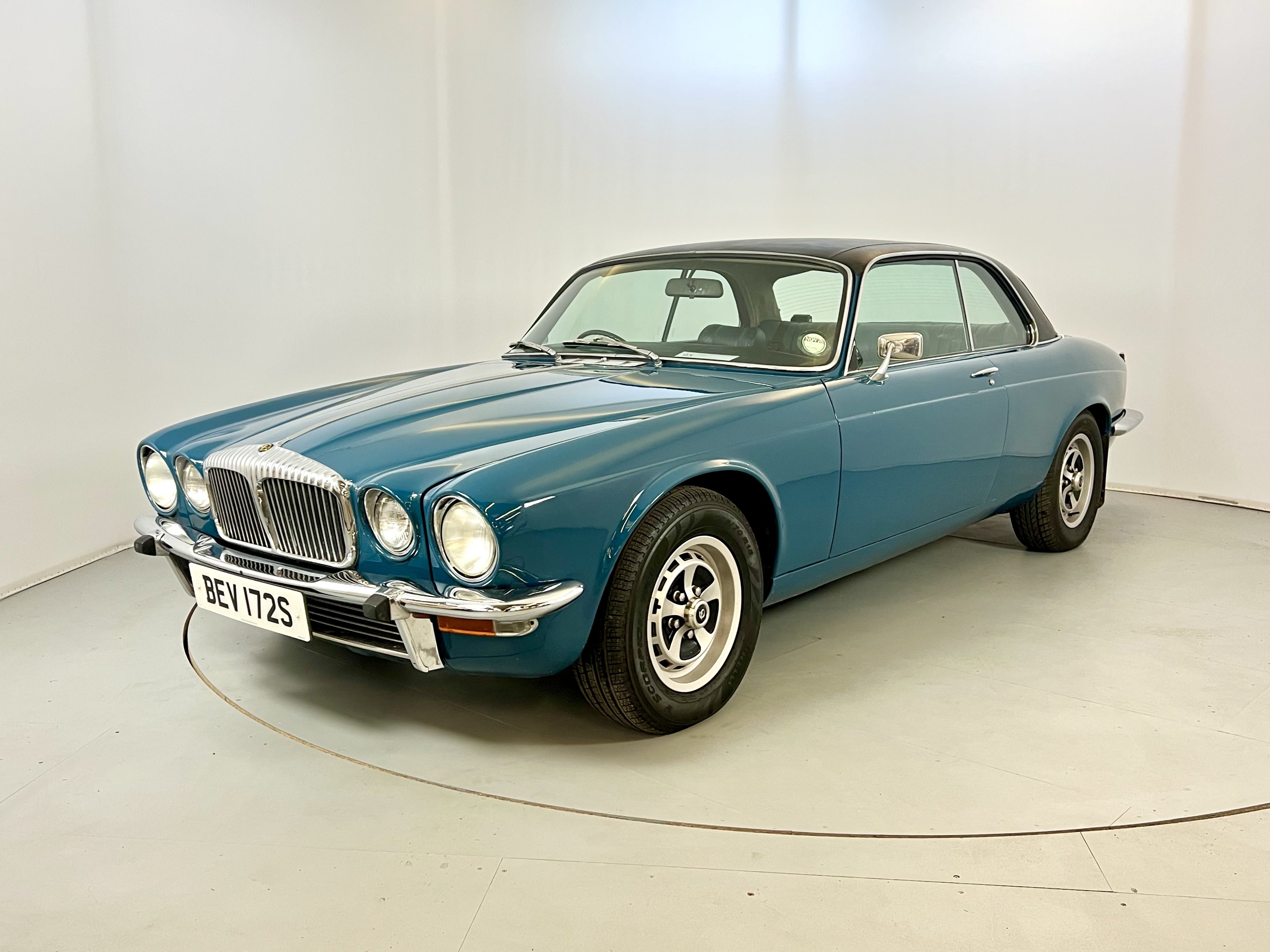 Daimler Sovereign Coupe 4.2 - Image 3 of 27