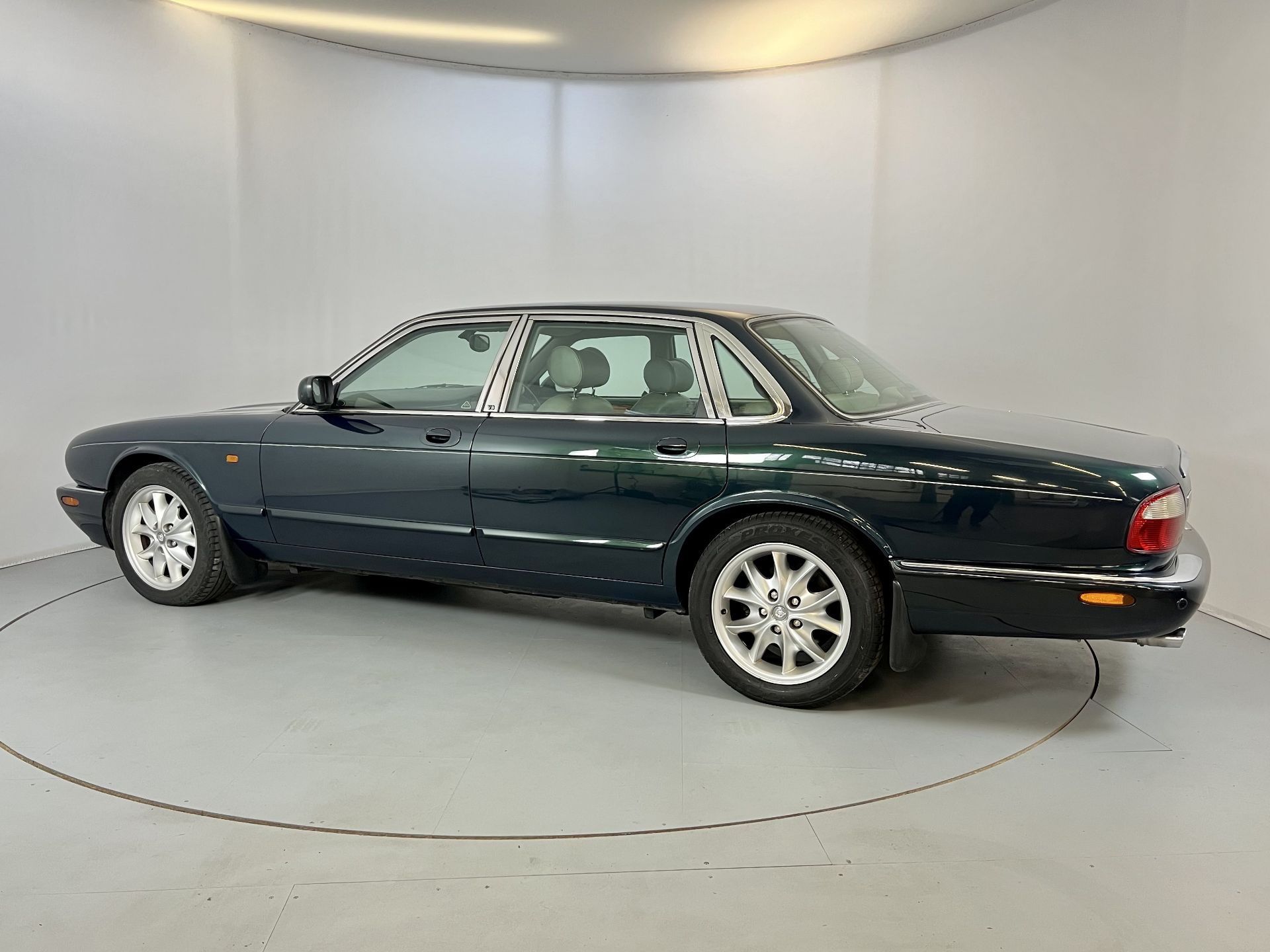 Jaguar XJ 4.0 Sport - Image 6 of 35