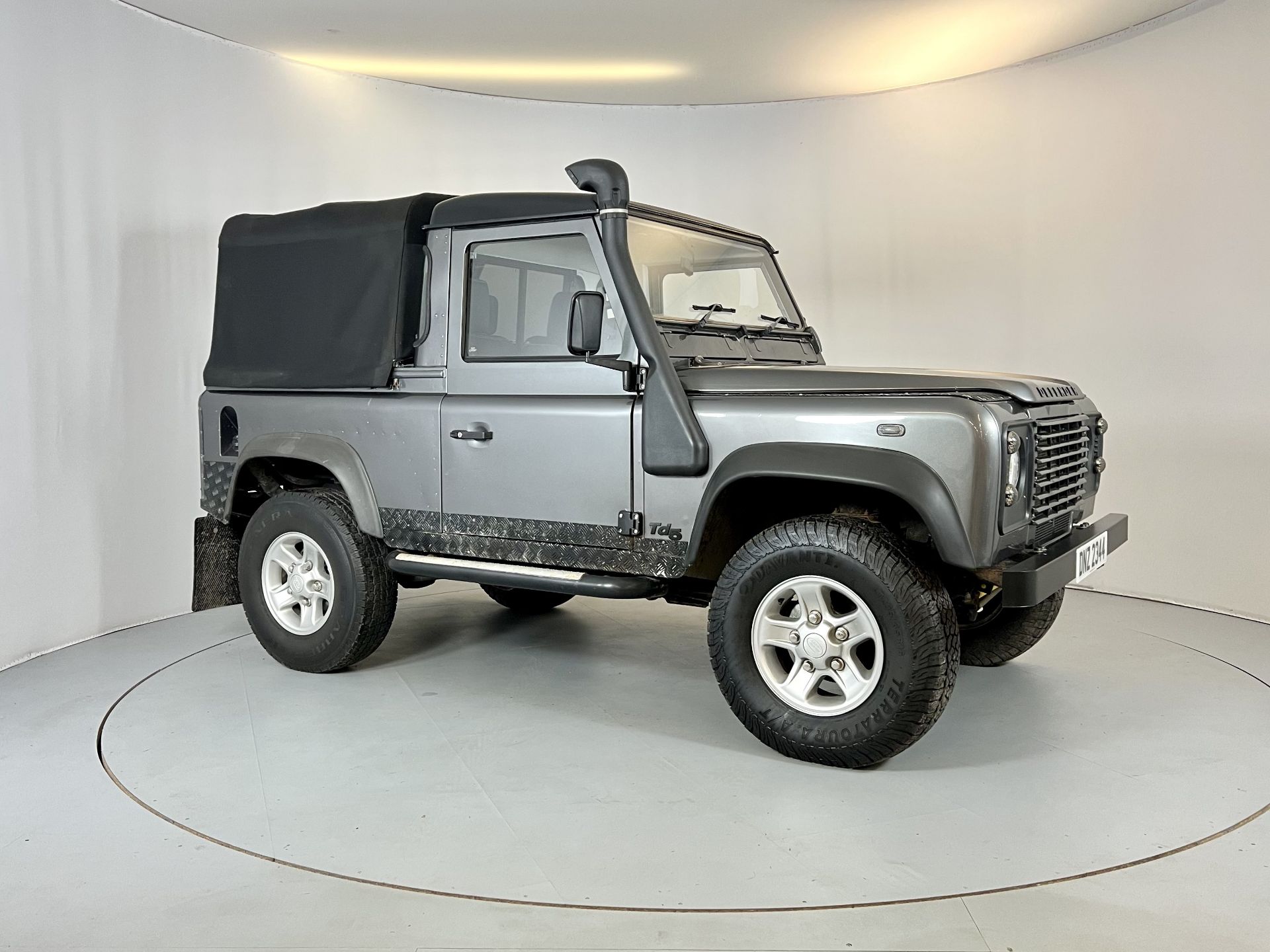 Land Rover Defender - Image 12 of 30