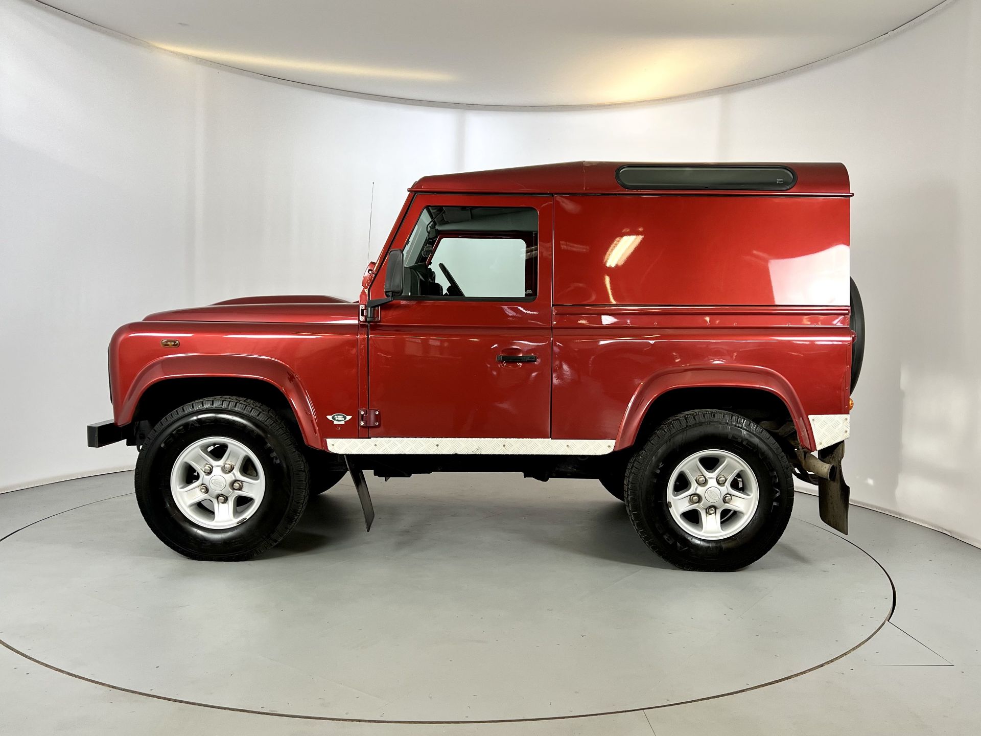 Land Rover Defender 90 - Image 5 of 29