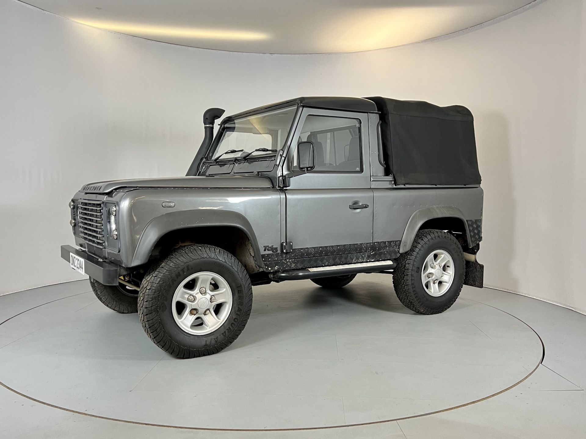 Land Rover Defender - Image 4 of 30