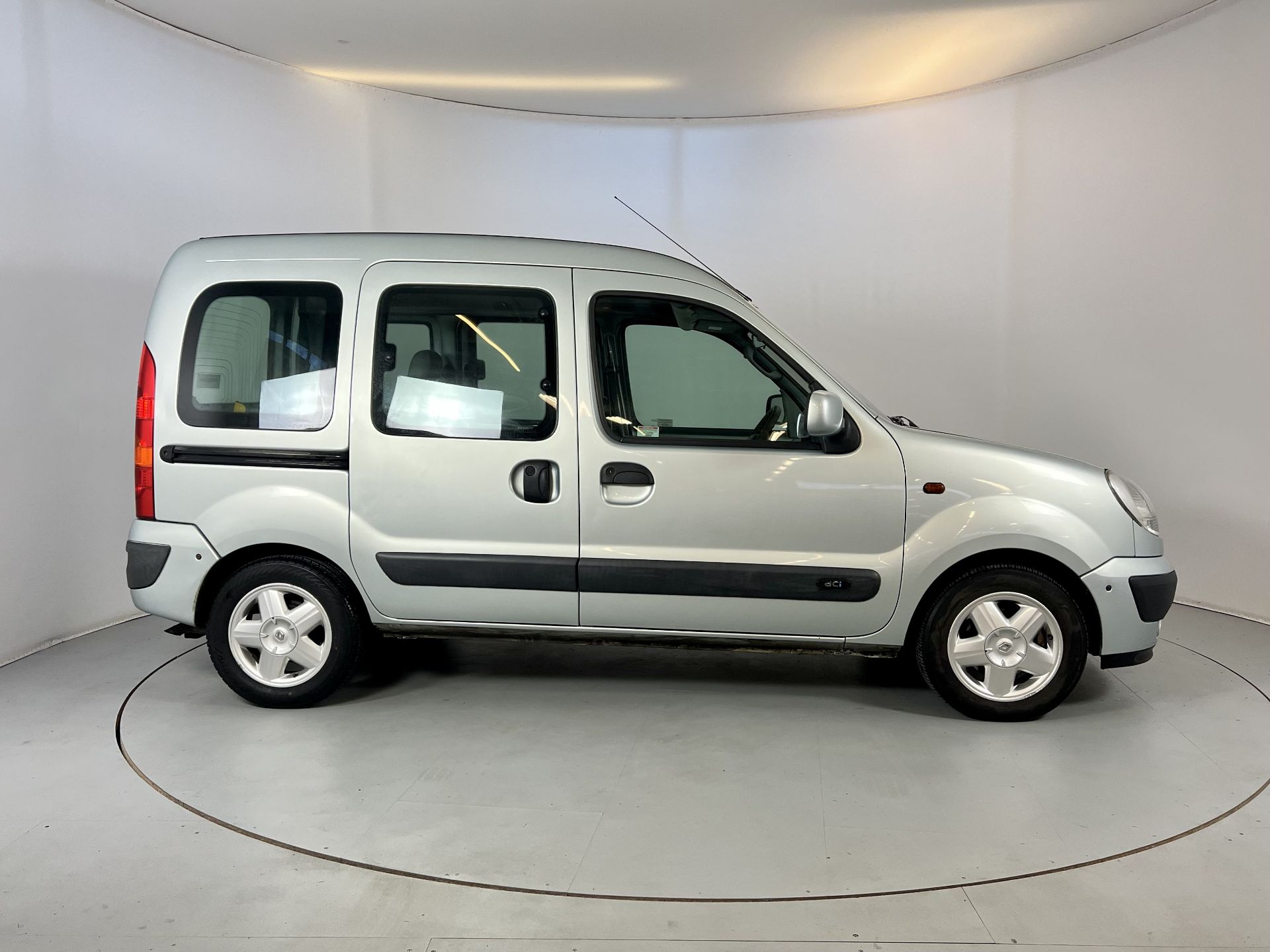 Renault Kangoo - Wheelchair access - Image 11 of 32