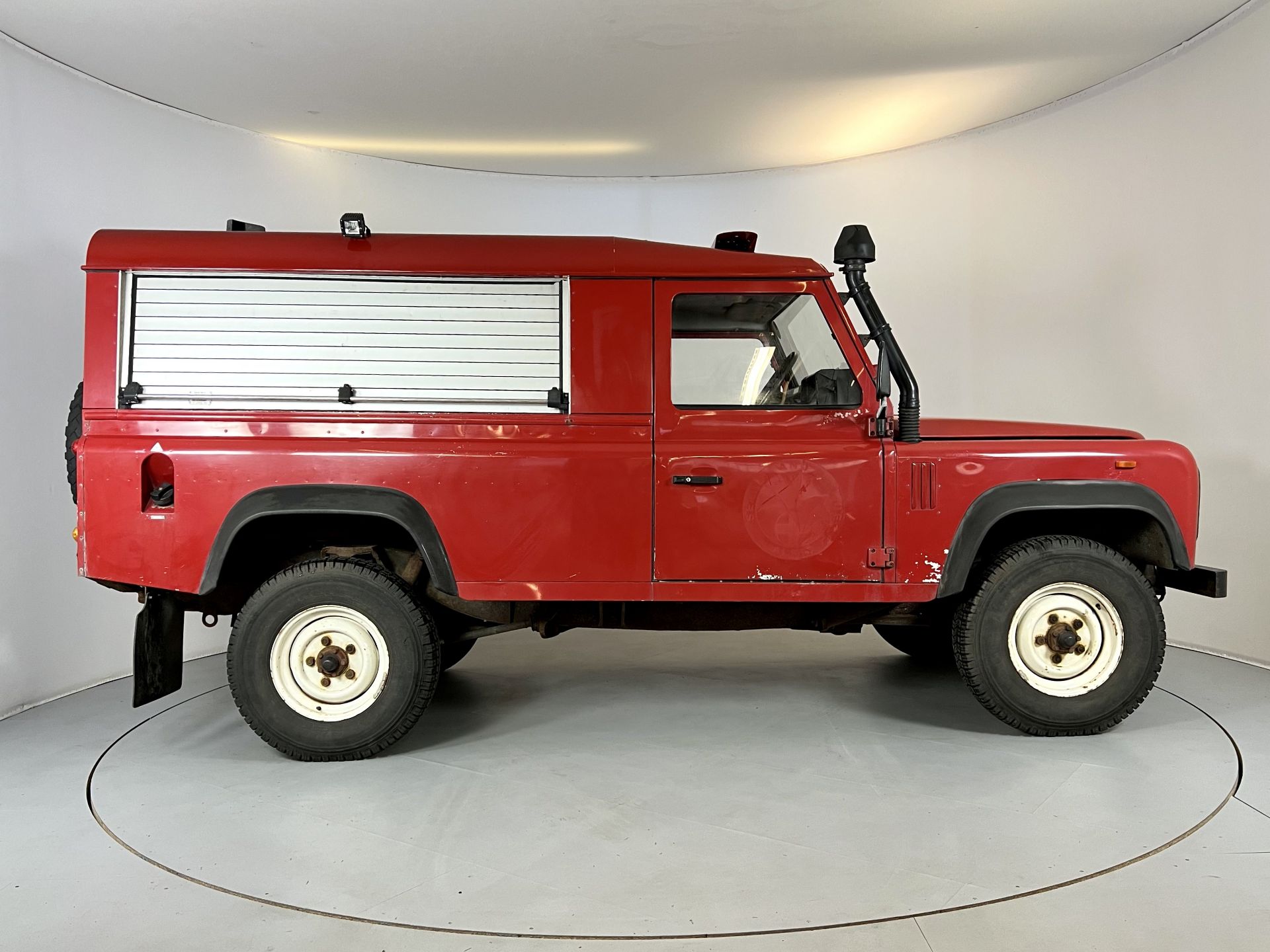 Land Rover Defender 110 V8 - Image 11 of 32