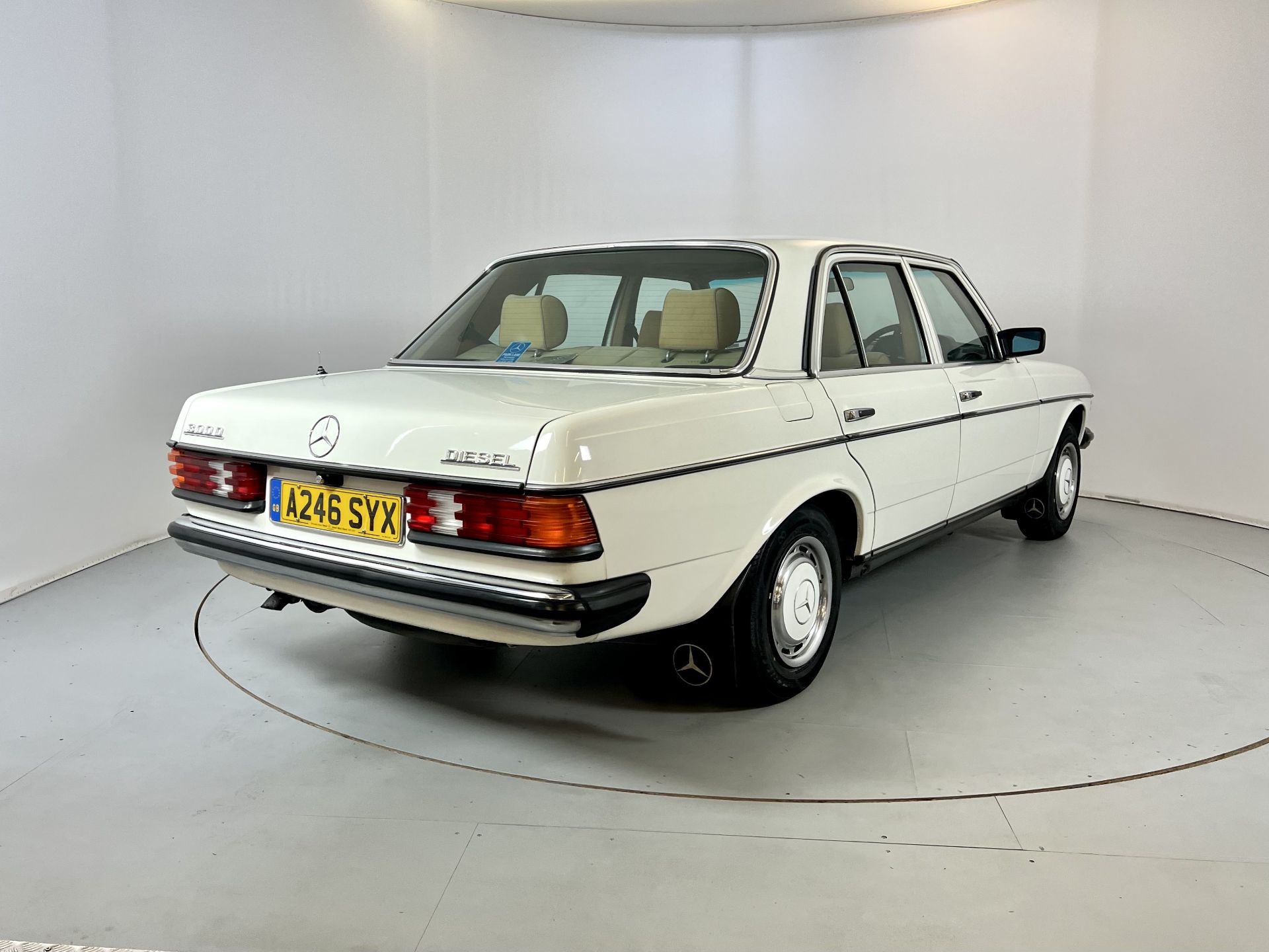 Mercedes-Benz 300D - Image 9 of 32