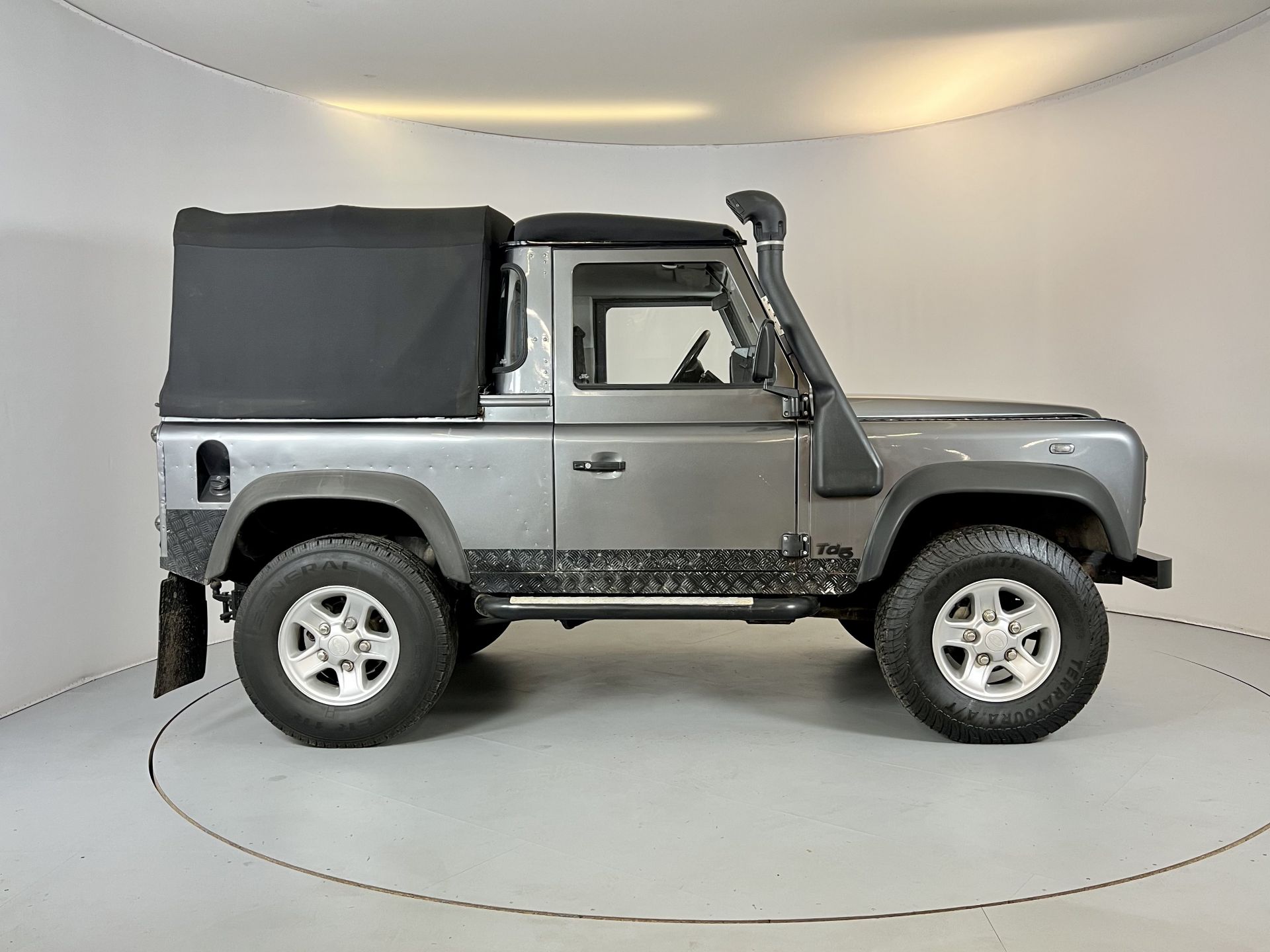 Land Rover Defender - Image 11 of 30