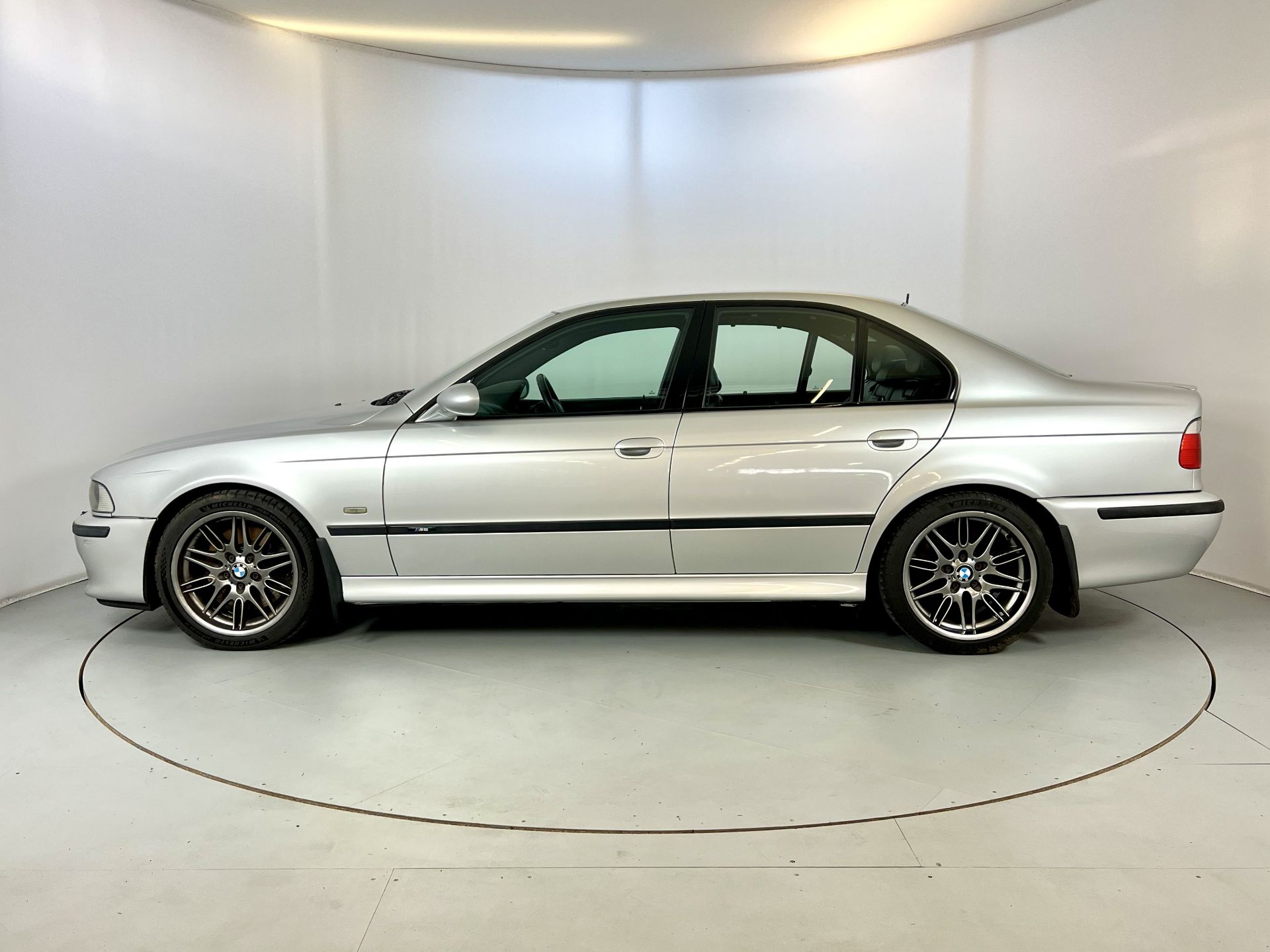 BMW M5 - Image 5 of 36