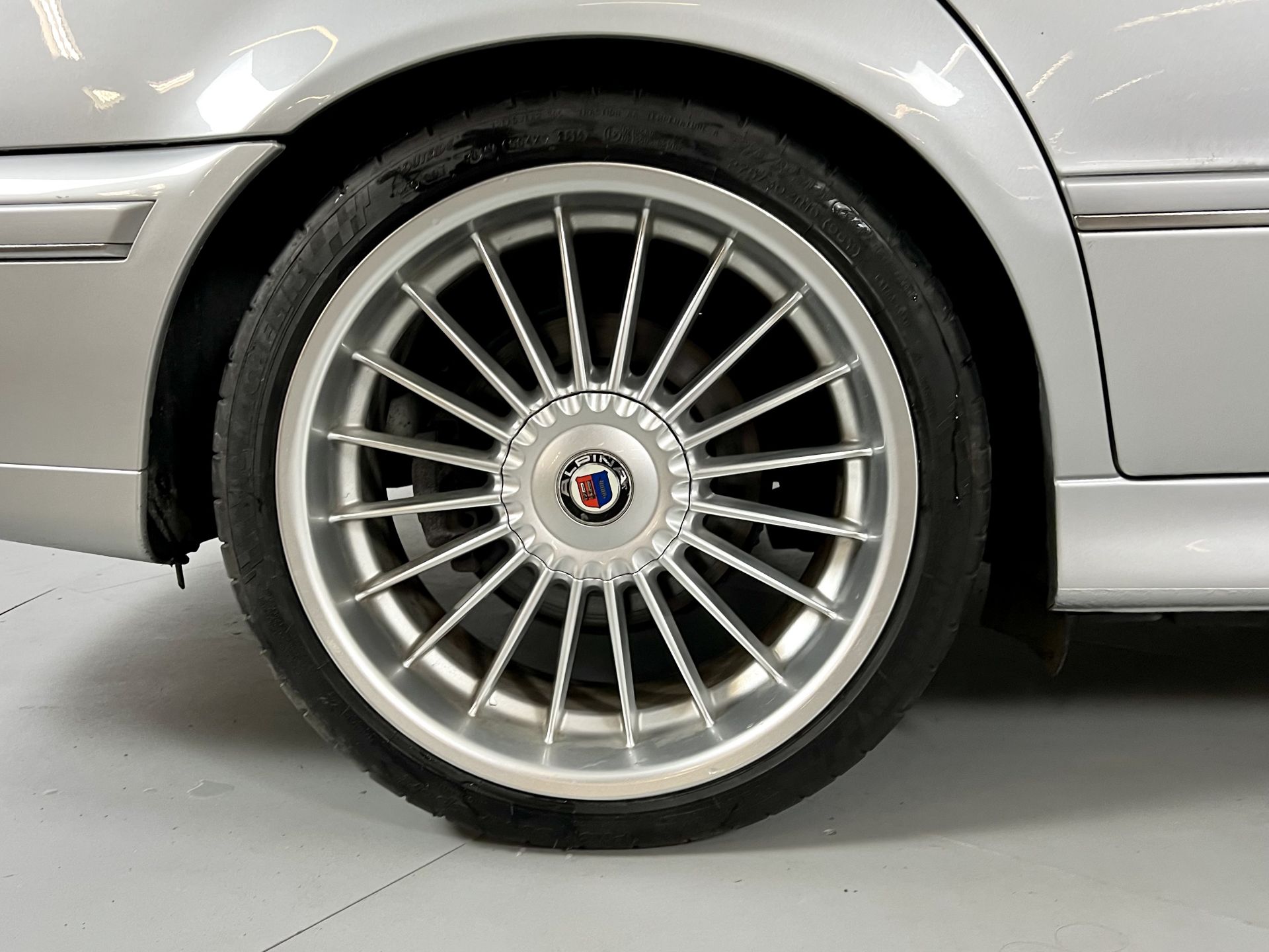 BMW Alpina B10 V8S - Image 13 of 38