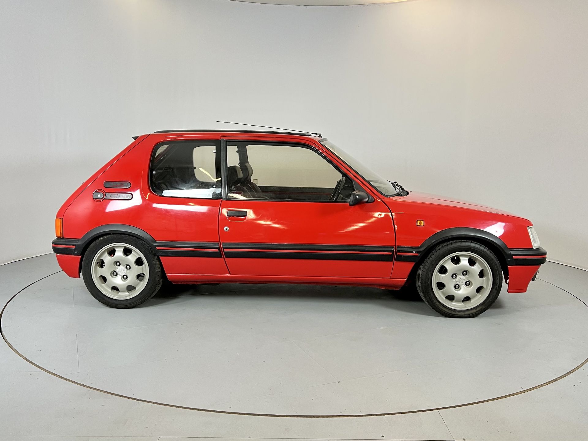 Peugeot 205 GTI 1.9 - Image 11 of 31