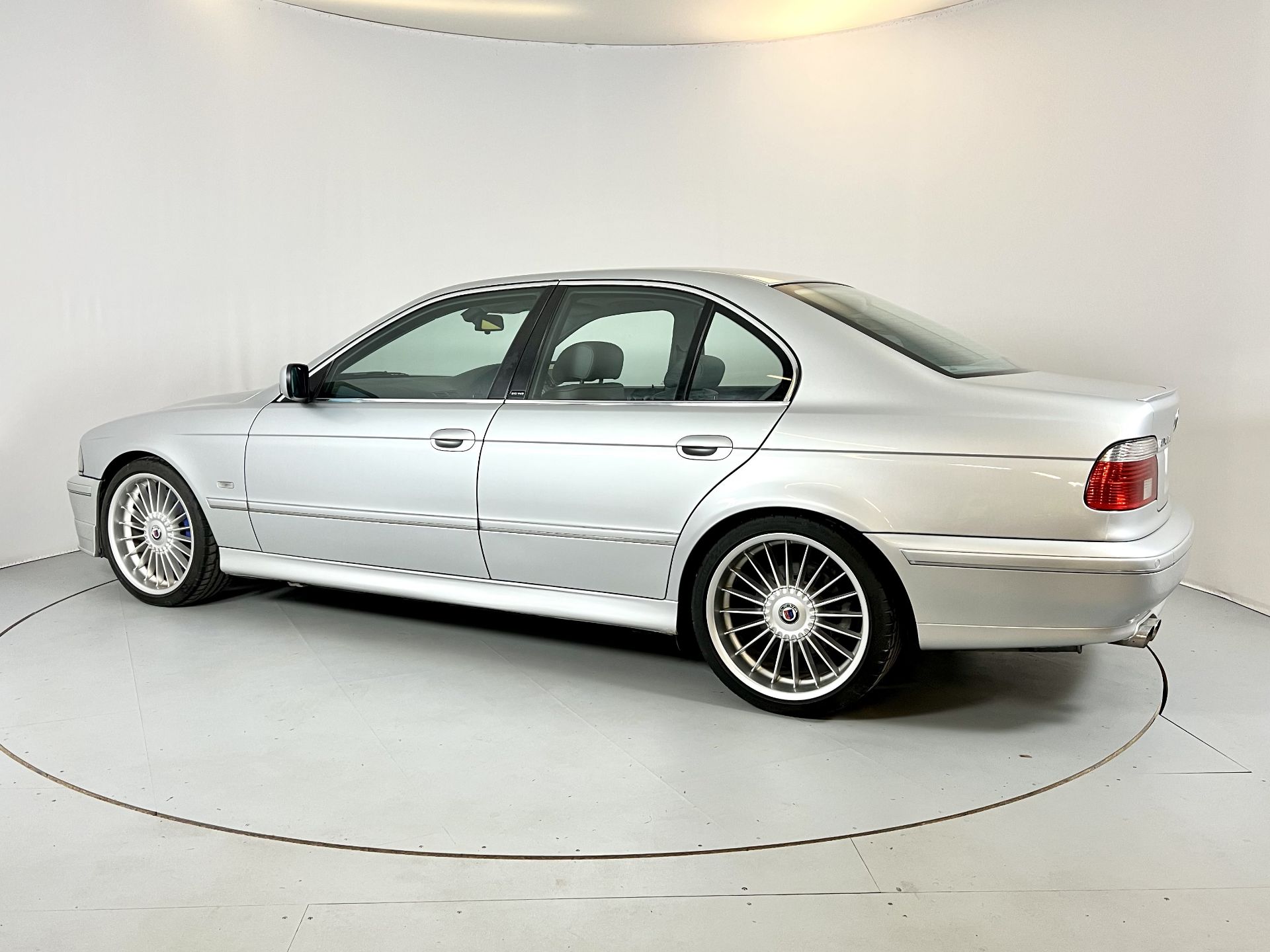 BMW Alpina B10 V8S - Image 6 of 38