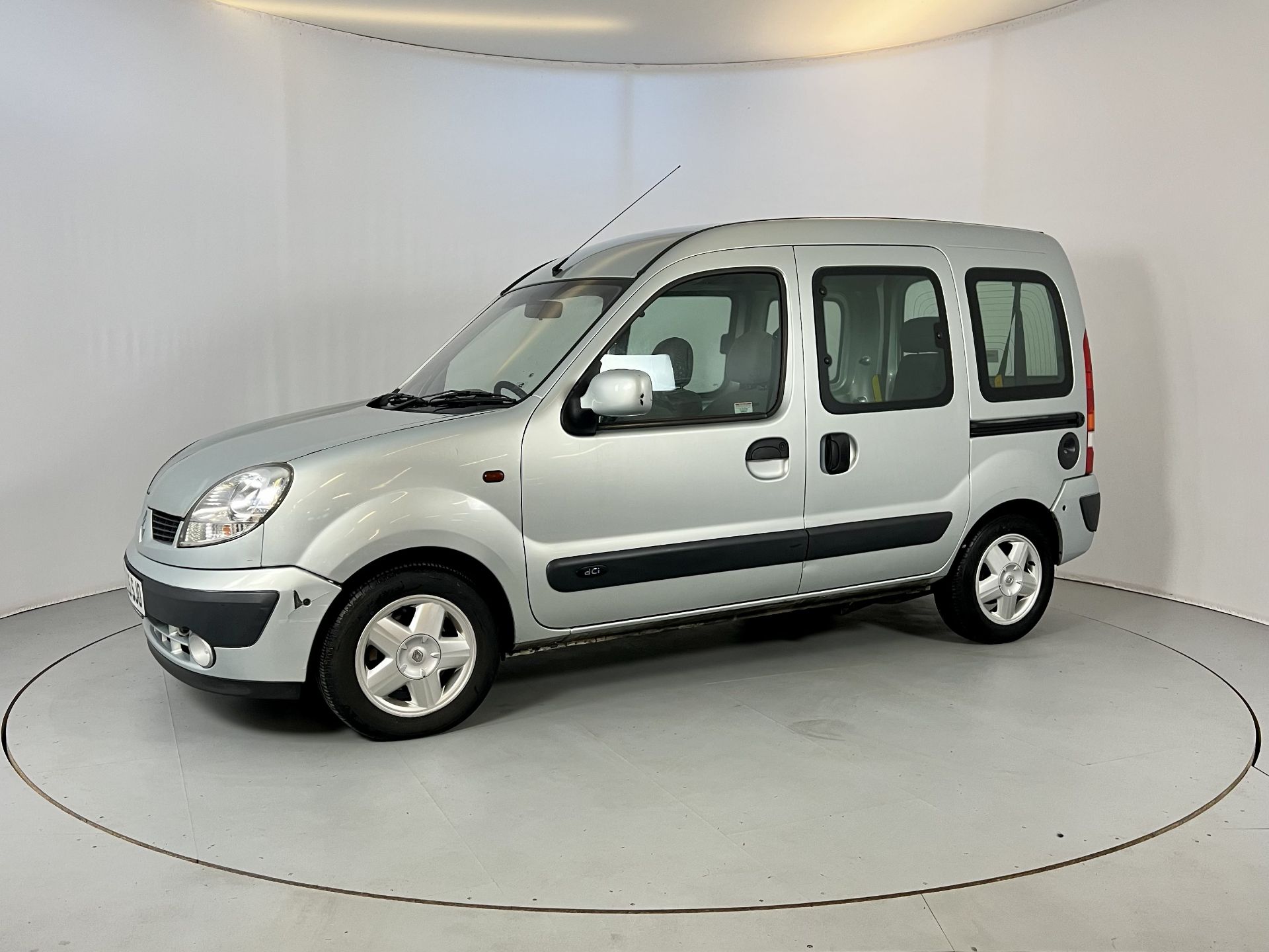 Renault Kangoo - Wheelchair access - Image 4 of 32