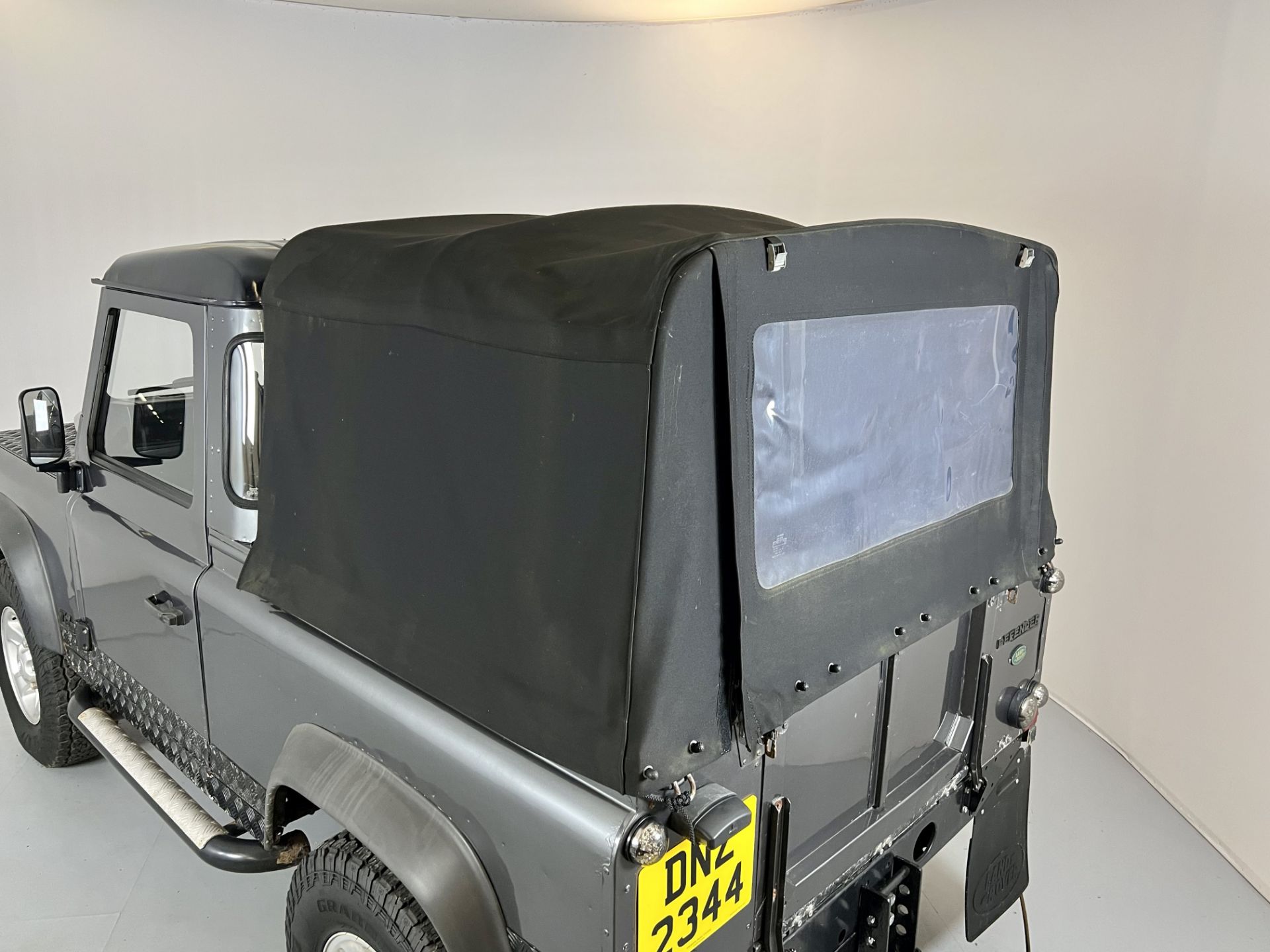 Land Rover Defender - Image 17 of 30